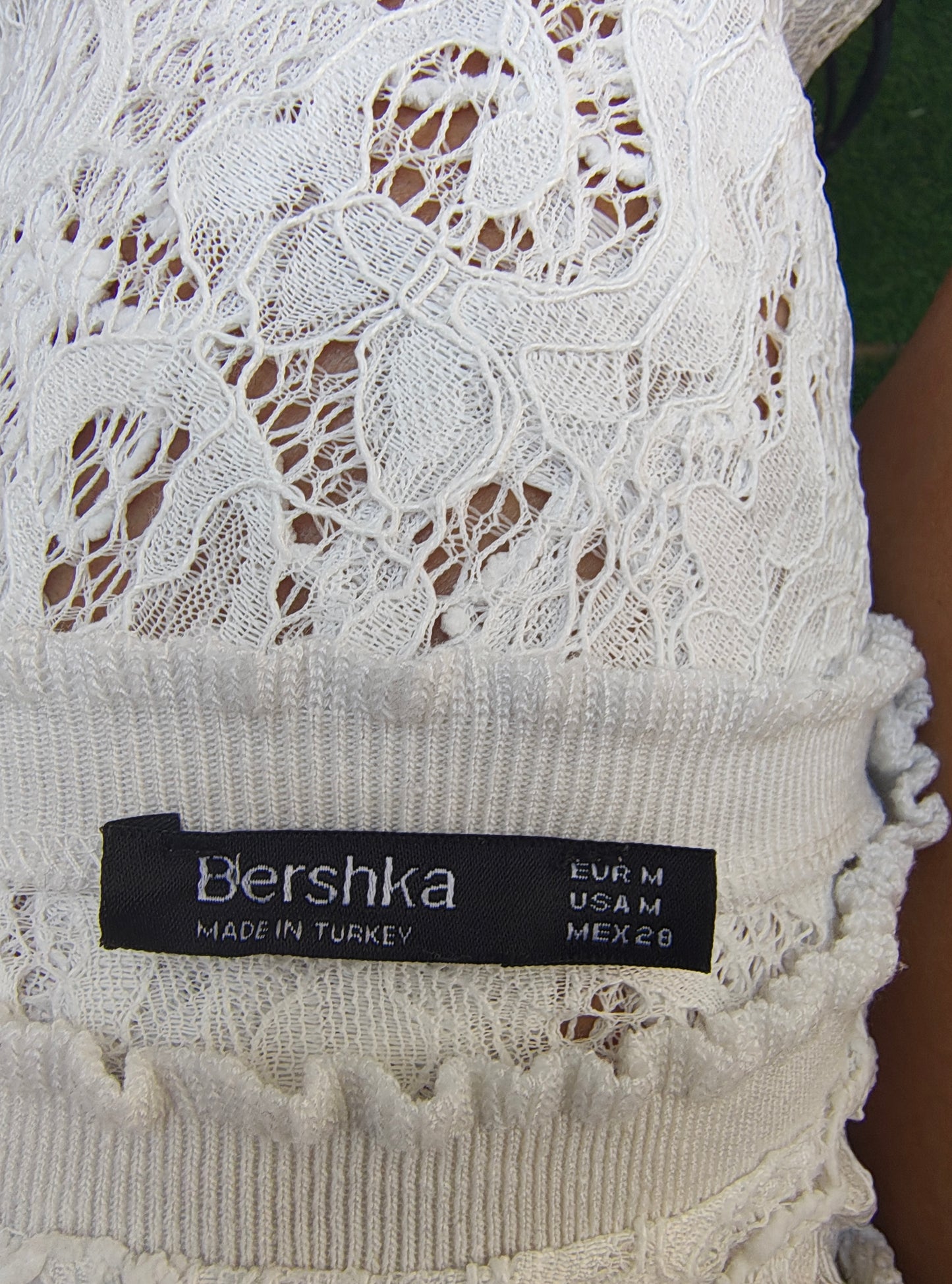 USADO – Top de encaje floral blanco BERSHKA (Talla M)