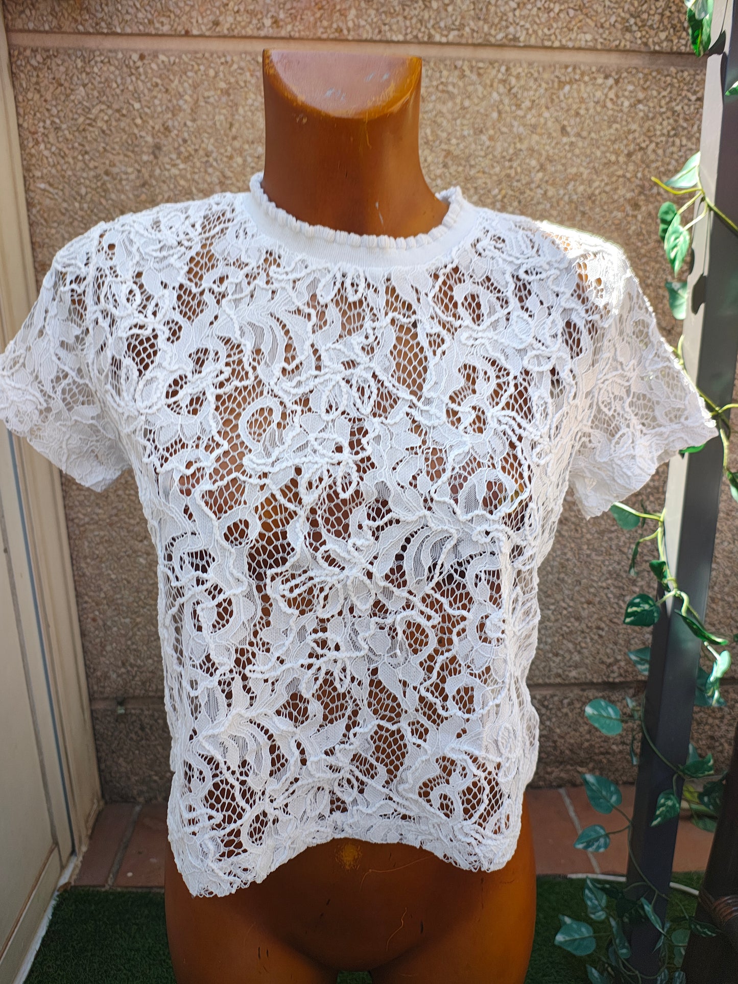 USADO – Top de encaje floral blanco BERSHKA (Talla M)
