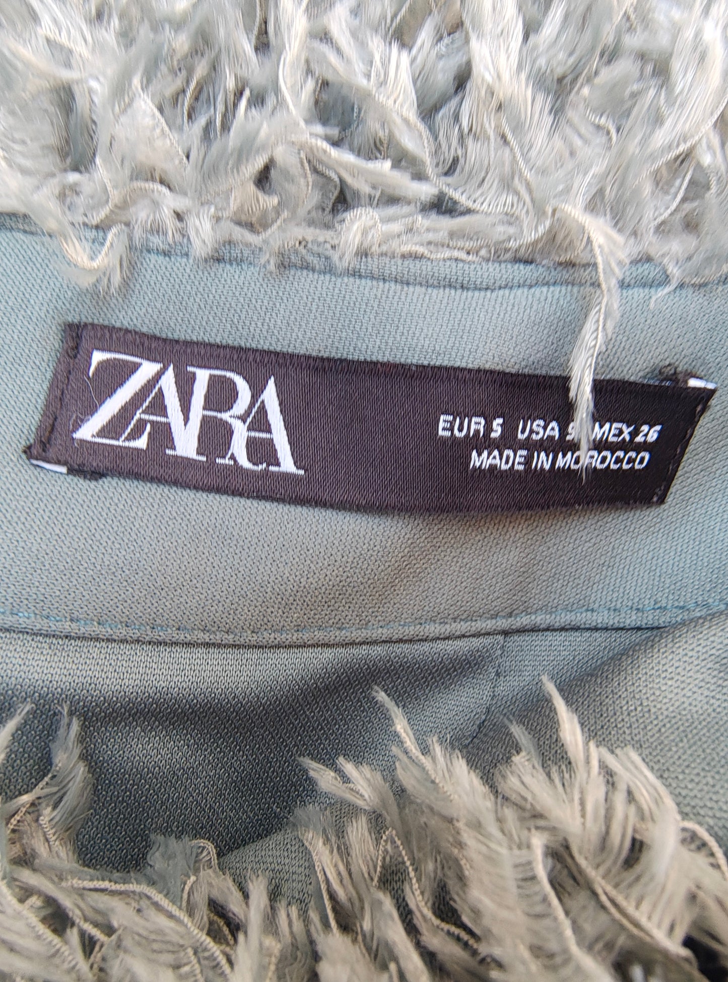 D'OCCASION – Jupe en peluche vert aqua effet franges Zara (taille S)
