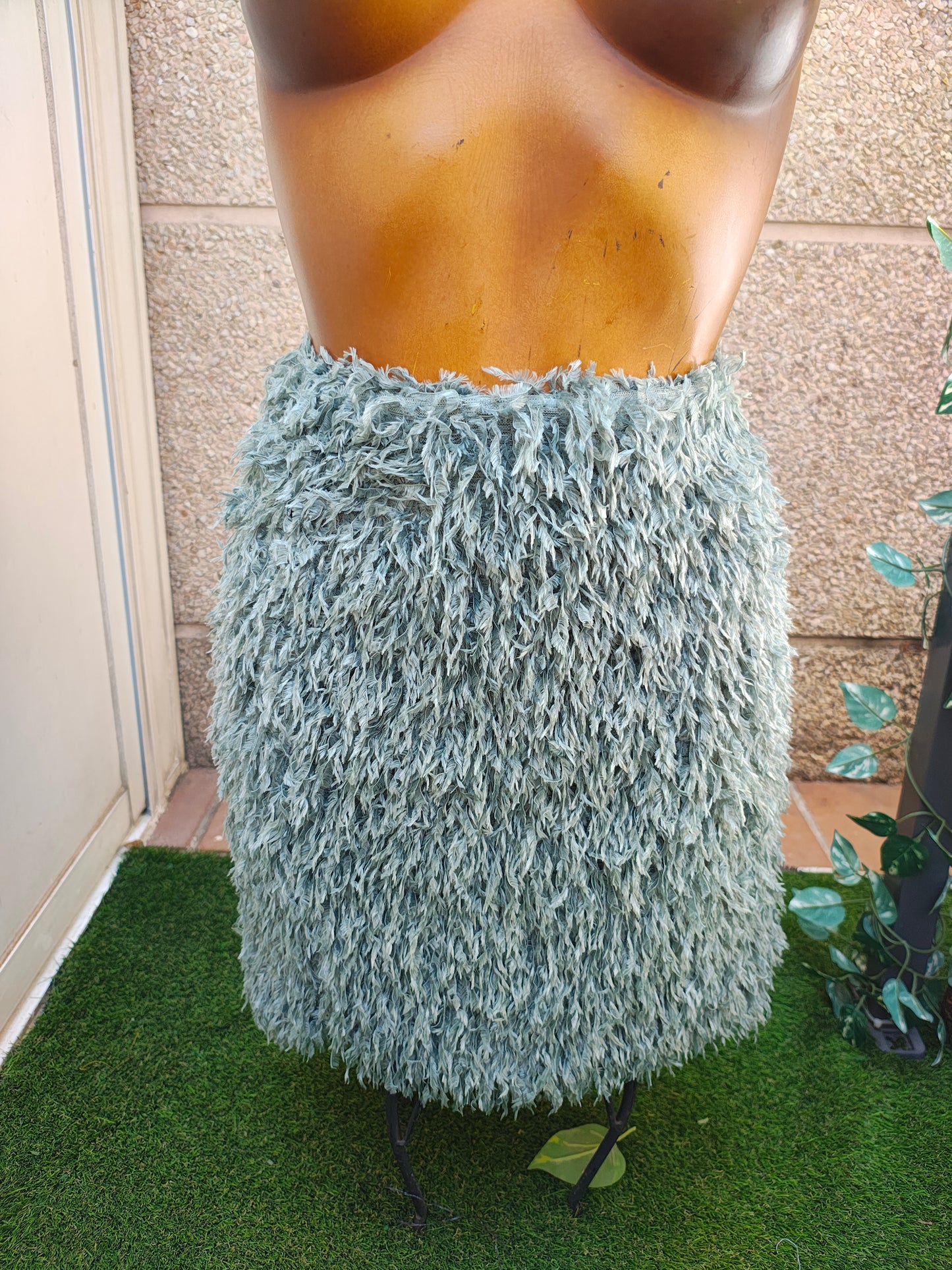 D'OCCASION – Jupe en peluche vert aqua effet franges Zara (taille S)