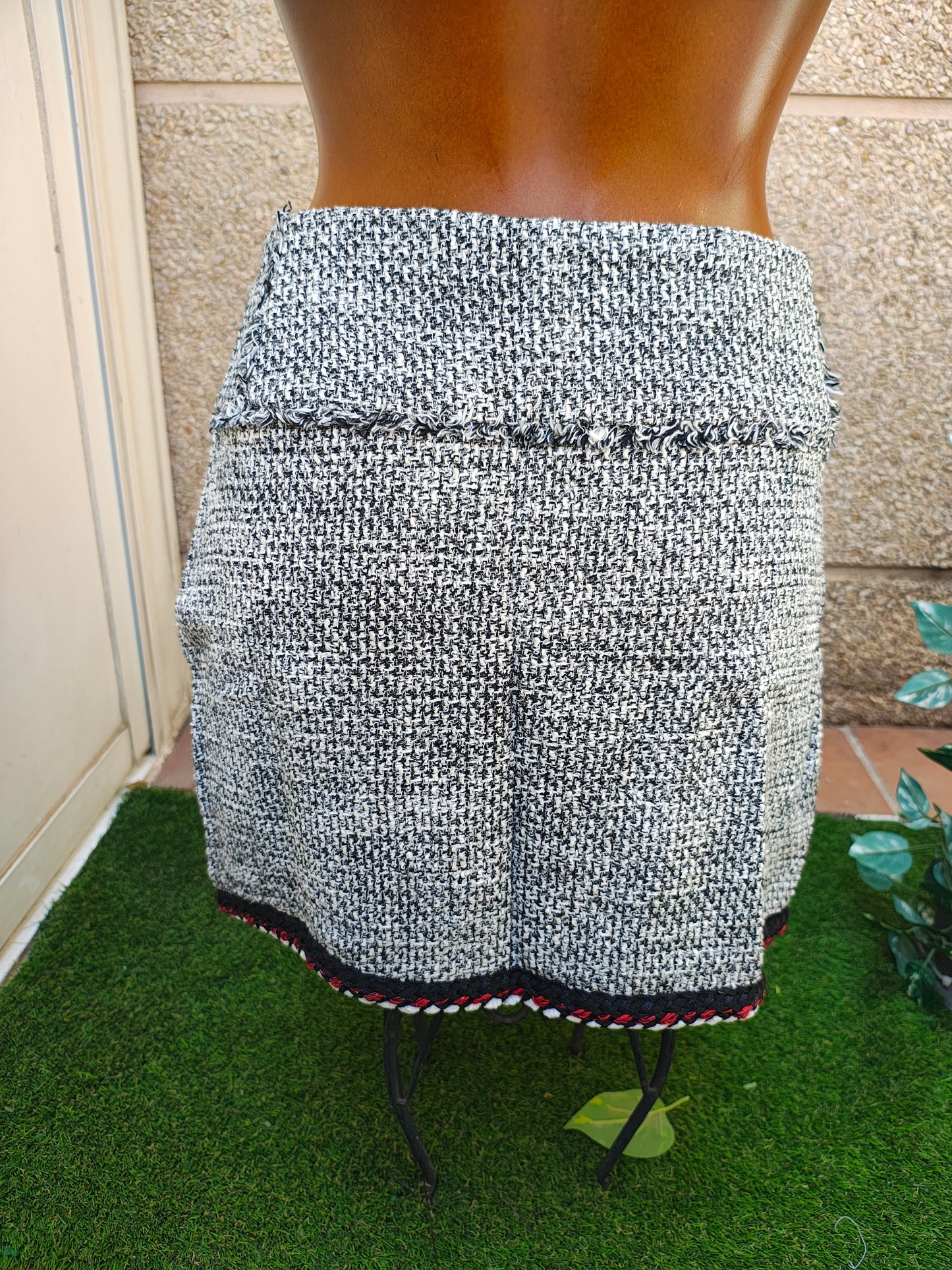 USADO – falda tipo tweed con bolsillos de zara basic (talla S)