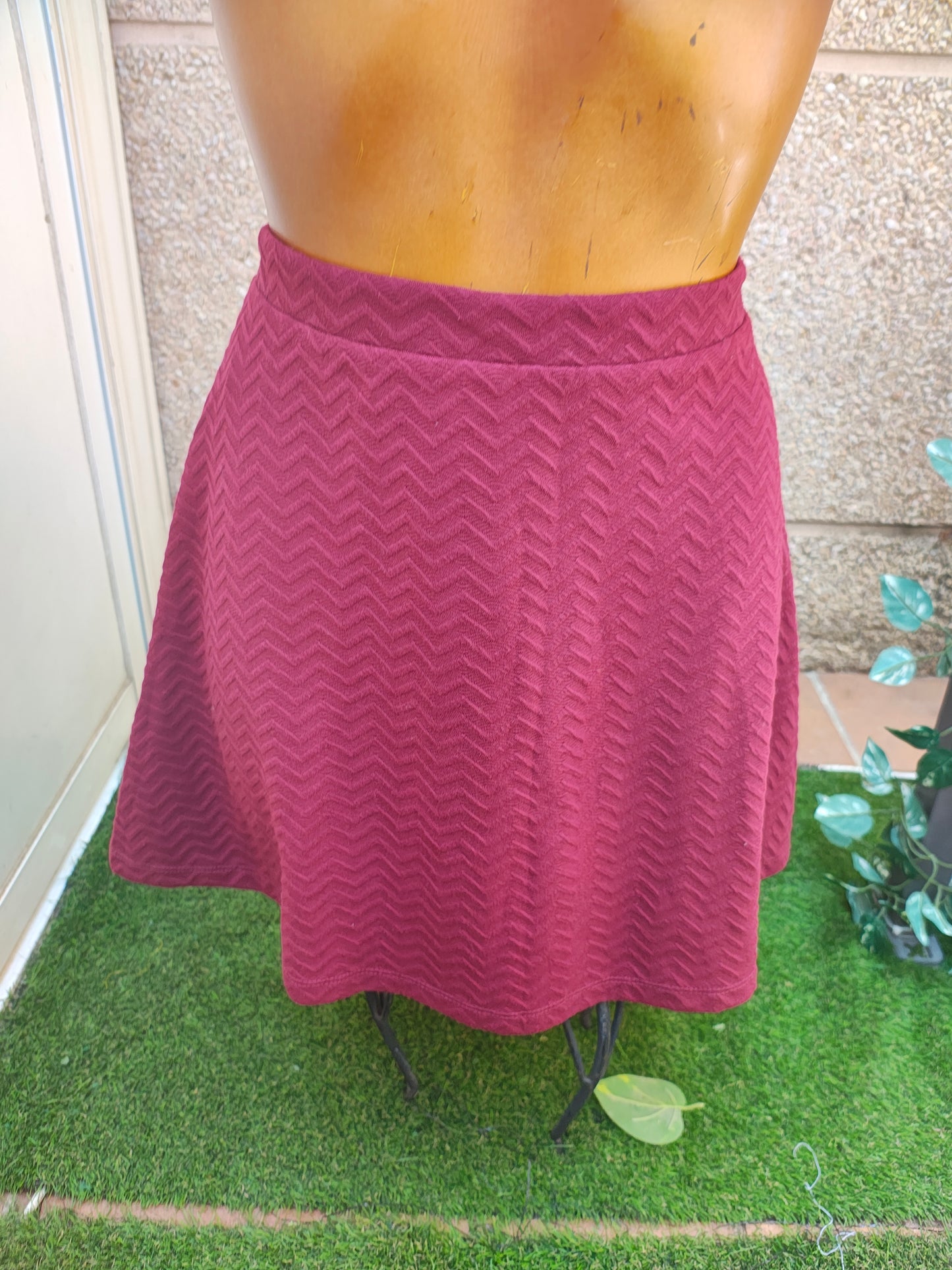 D'OCCASION – Jupe patineuse bordeaux texturée en zigzag MANGO Basics (taille S)