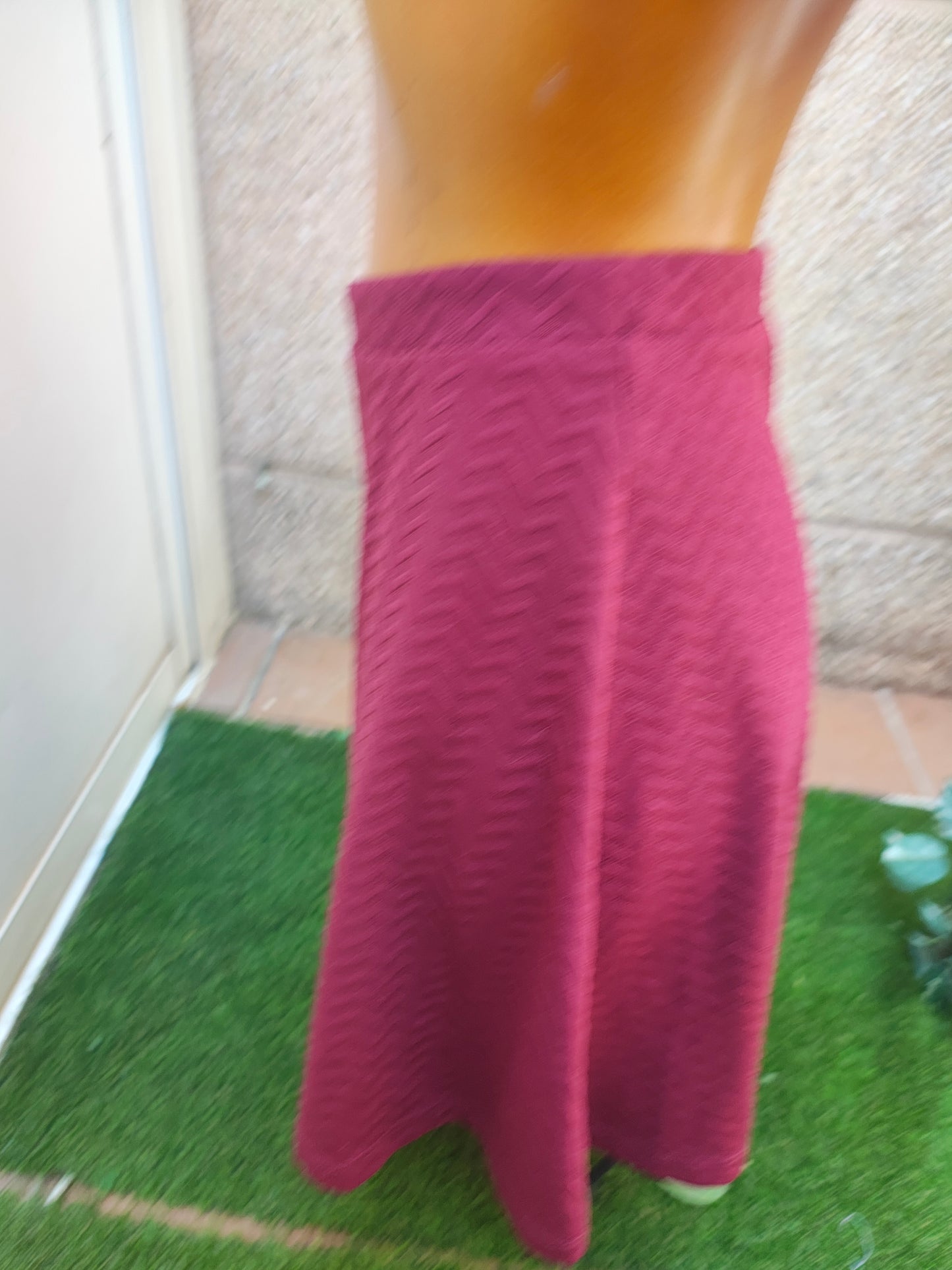 D'OCCASION – Jupe patineuse bordeaux texturée en zigzag MANGO Basics (taille S)