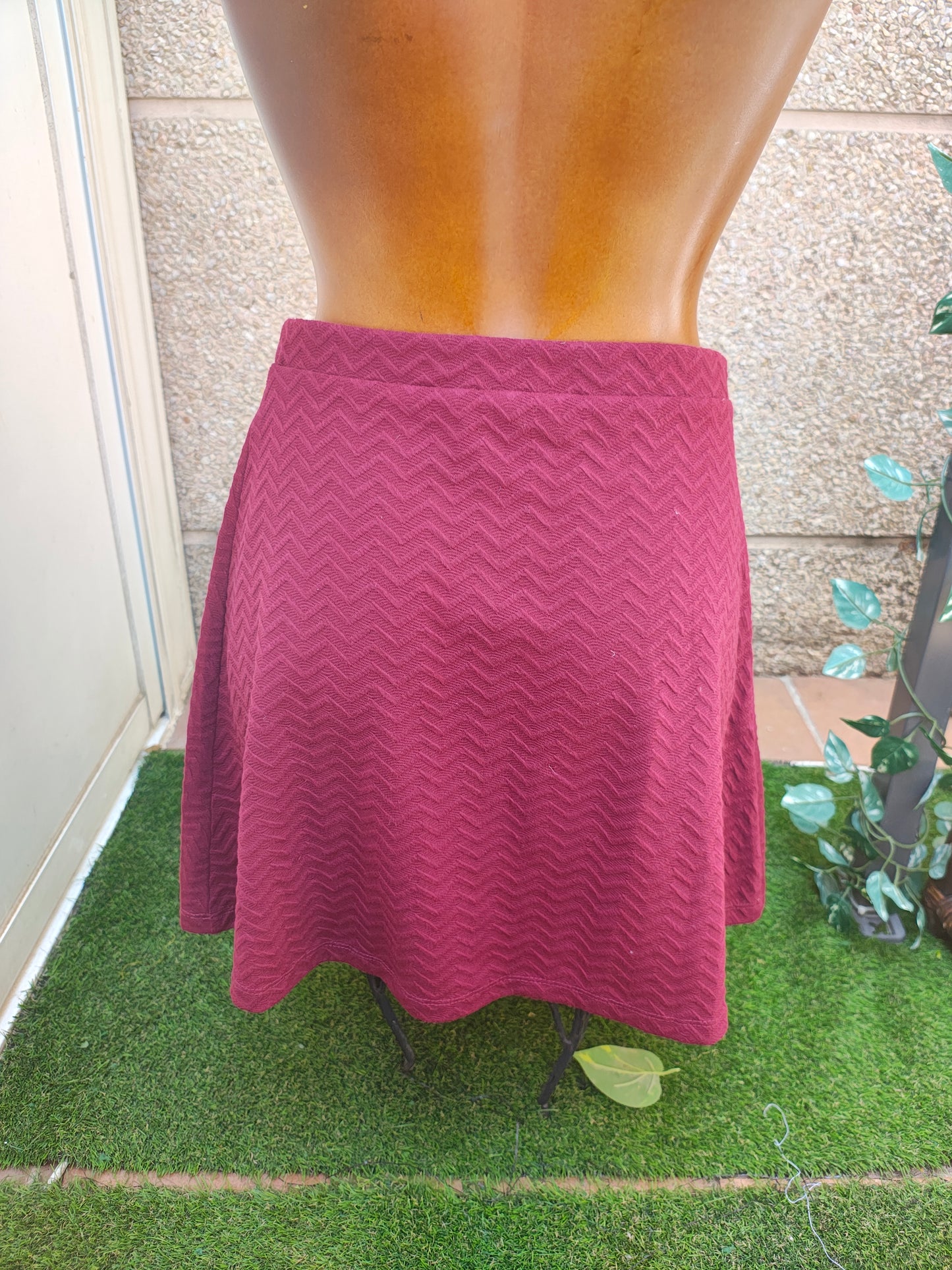 D'OCCASION – Jupe patineuse bordeaux texturée en zigzag MANGO Basics (taille S)