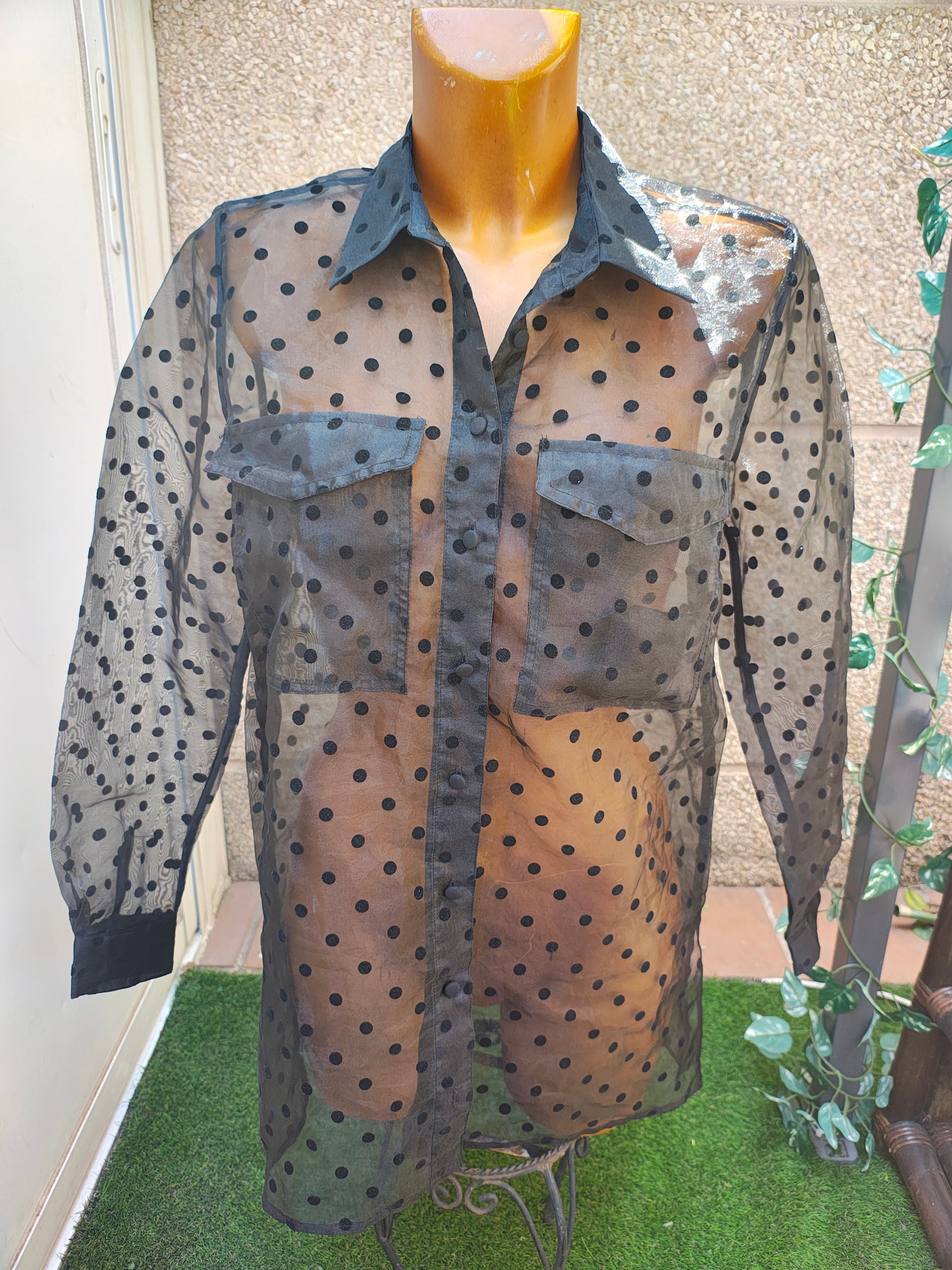 USADO – Blusa transparente negra de lunares STRADIVARIUS (Talla M)