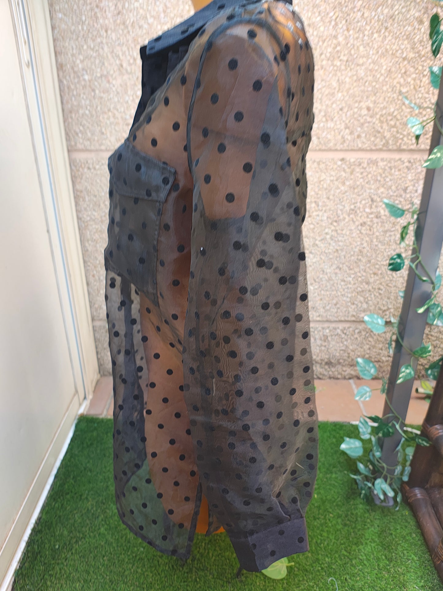 USADO – Blusa transparente negra de lunares STRADIVARIUS (Talla M)
