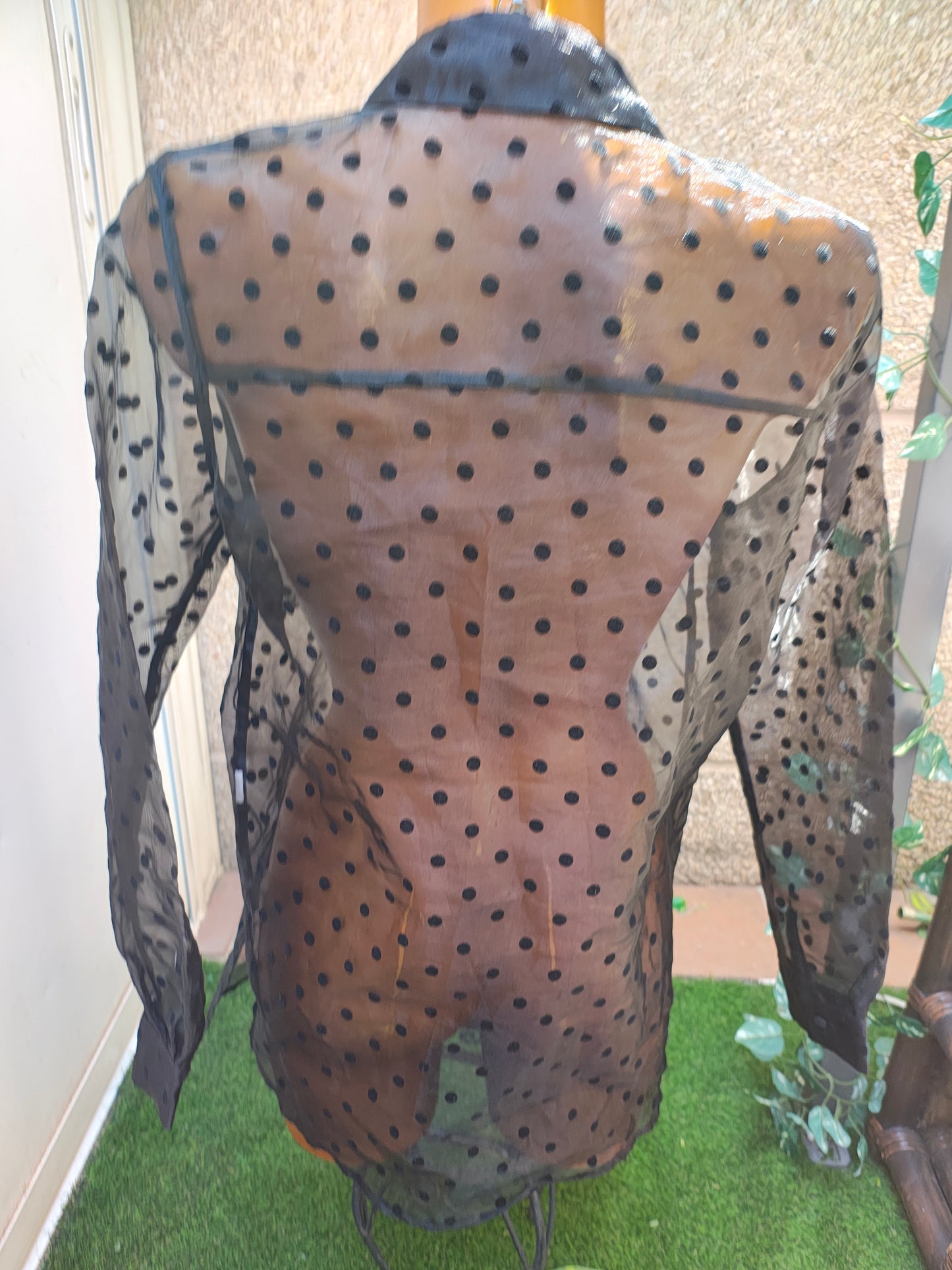 USADO – Blusa transparente negra de lunares STRADIVARIUS (Talla M)