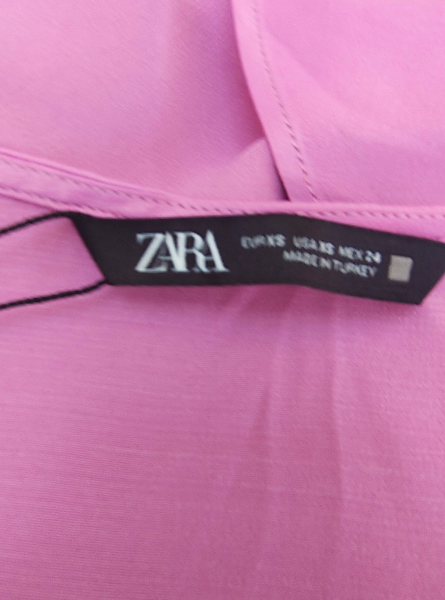 NOUVEAU – Top en satin rose fuchsia à décolleté drapé de ZARA (Taille XS)