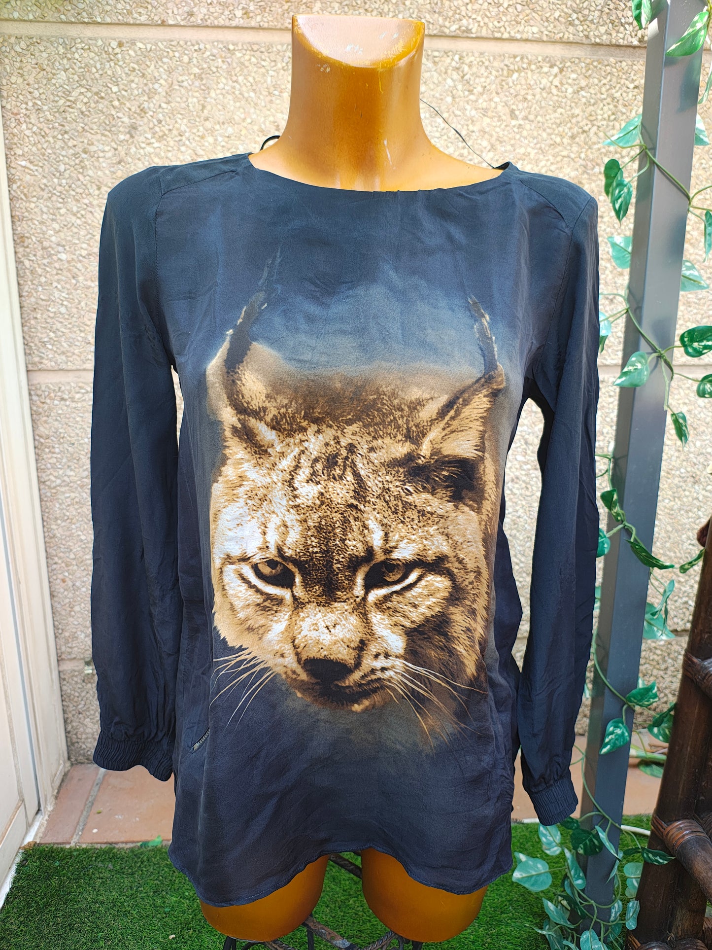 D'OCCASION – Chemisier noir 100% soie naturelle imprimé lynx ZARA FEMME (Taille S)