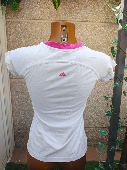USADO – Camiseta blanca con cuello rosa y estampado ADIDAS (Talla S)