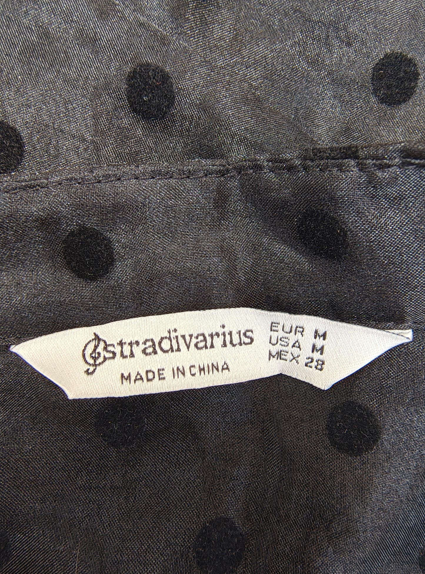 USADO – Blusa transparente negra de lunares STRADIVARIUS (Talla M)