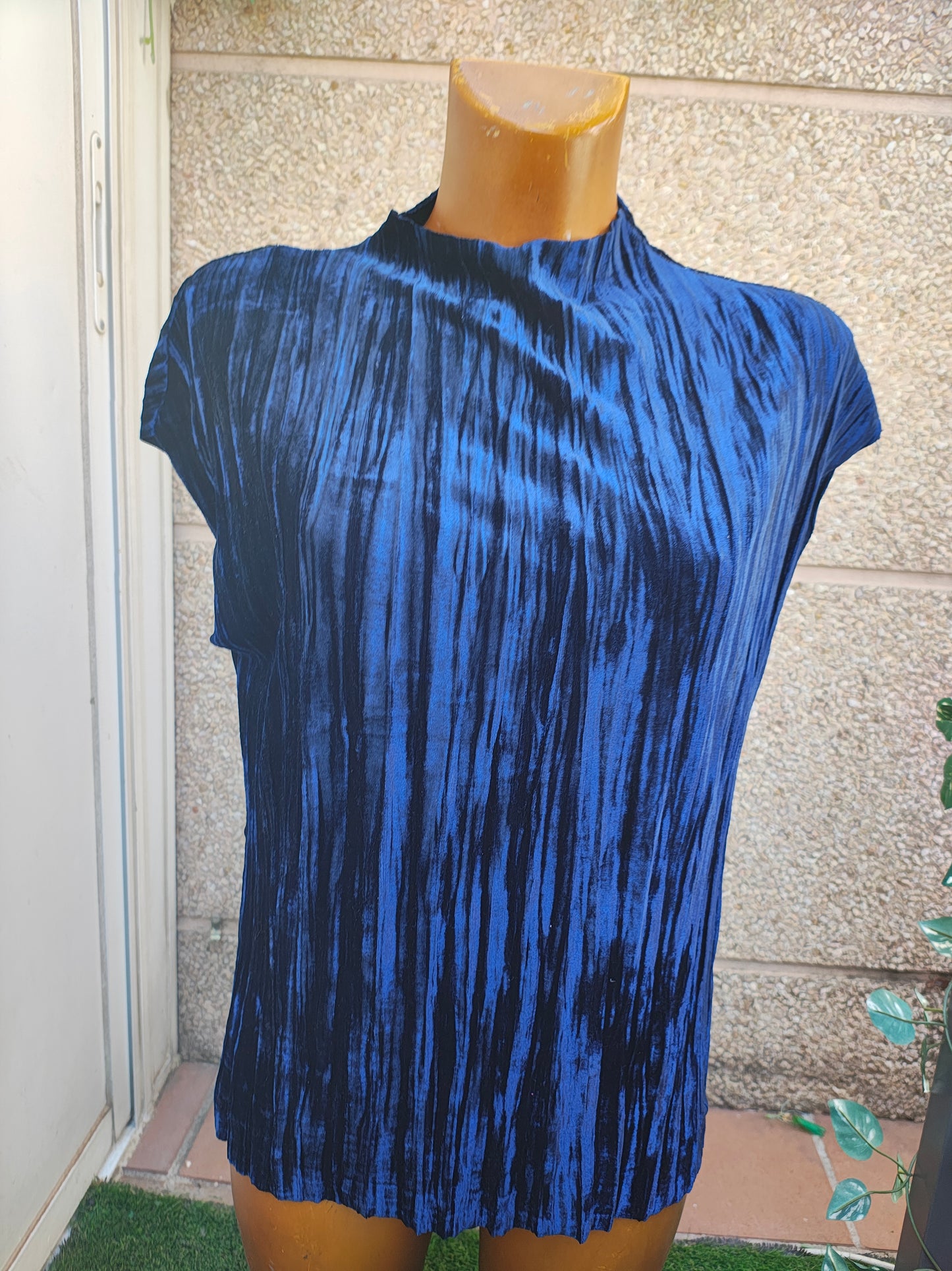 D'OCCASION – Top plissé effet velours bleu et noir de la collection ZARA (Taille S)