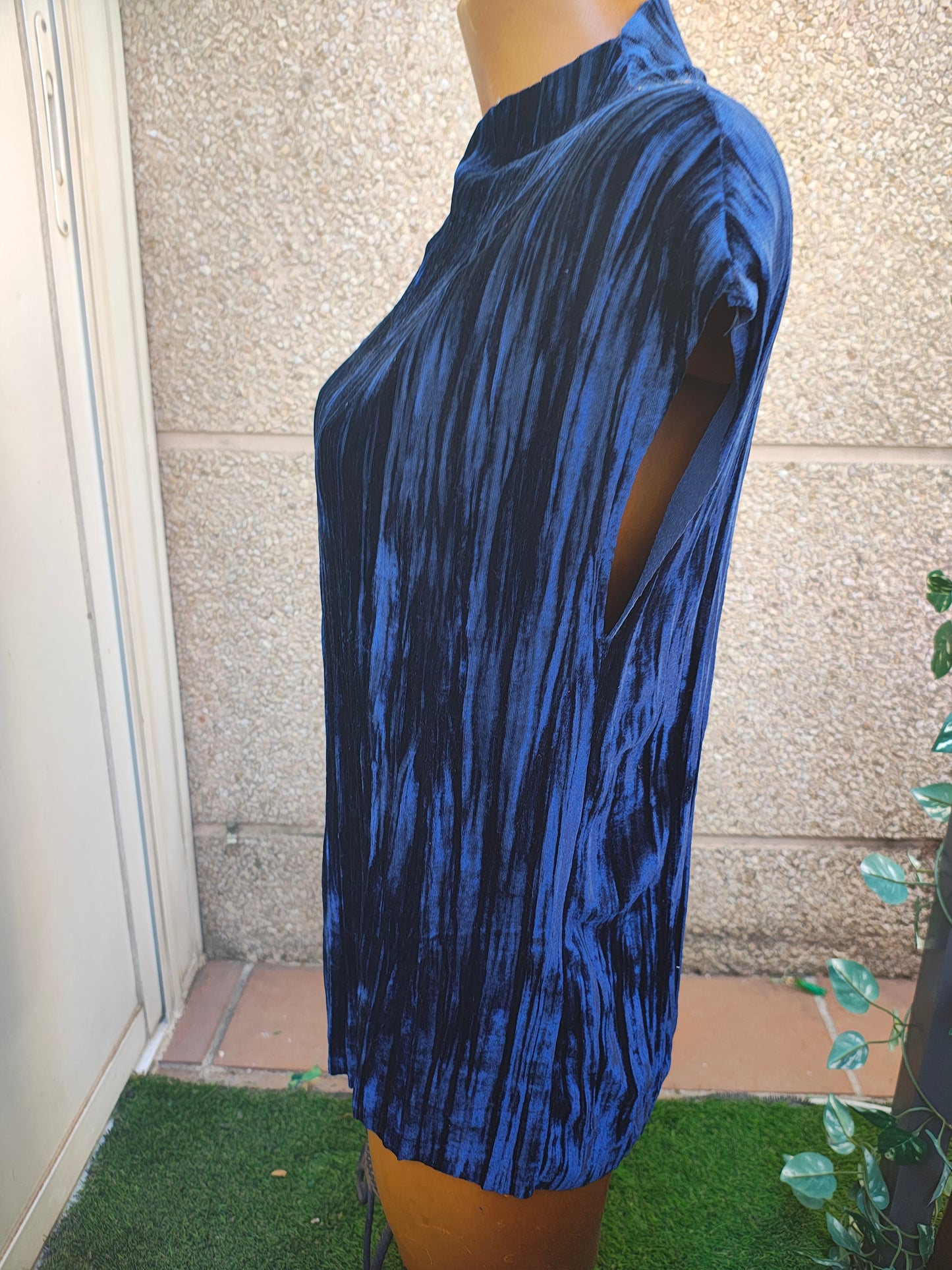 D'OCCASION – Top plissé effet velours bleu et noir de la collection ZARA (Taille S)