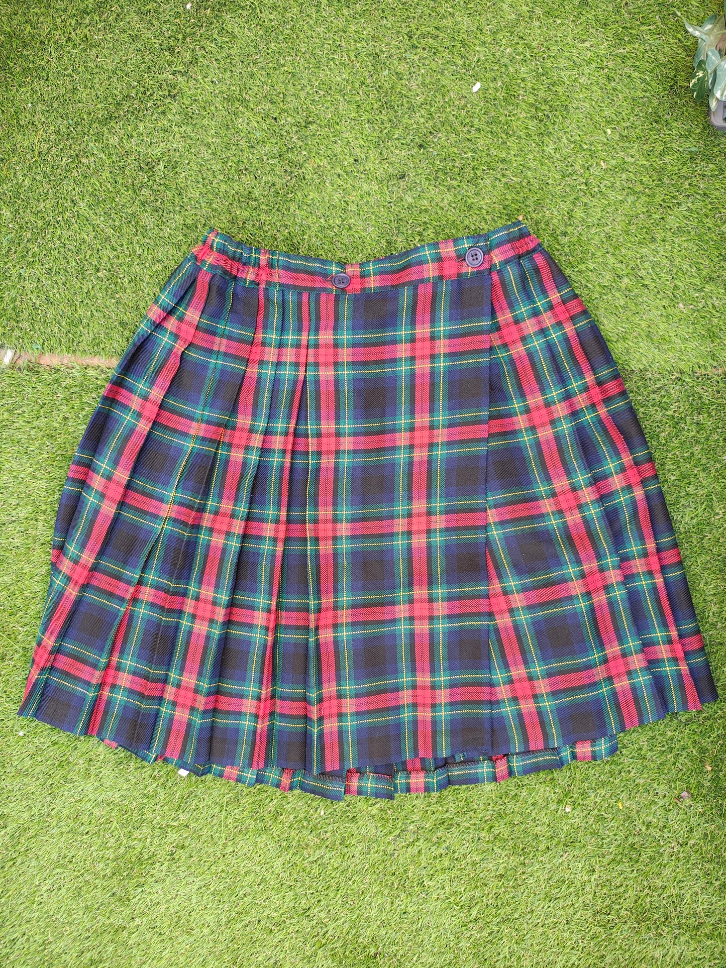 USADO – Falda escocesa plisada de cuadros rojos y verdes (Talla no visible, aprox. M)