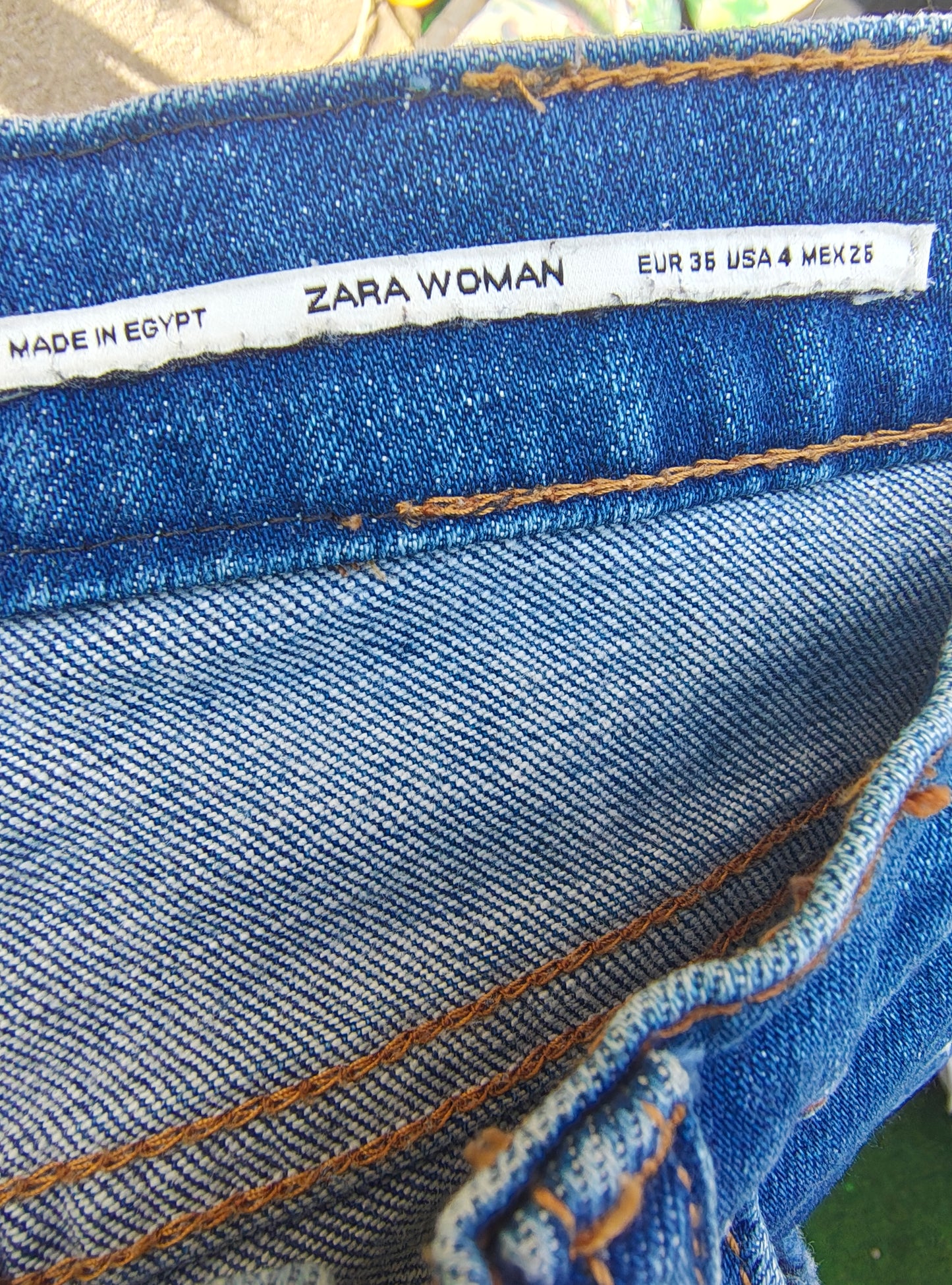 D'OCCASION – Jean délavé bicolore ZARA FEMME avec déchirures (Taille 36 EUR)