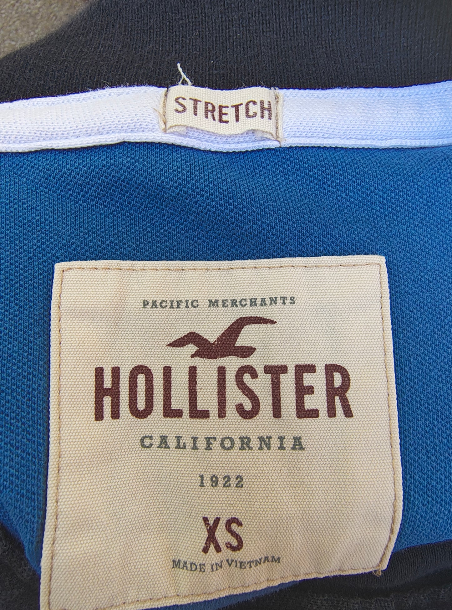 USADO – Polo negro clásico HOLLISTER con logo azul (Talla XS)