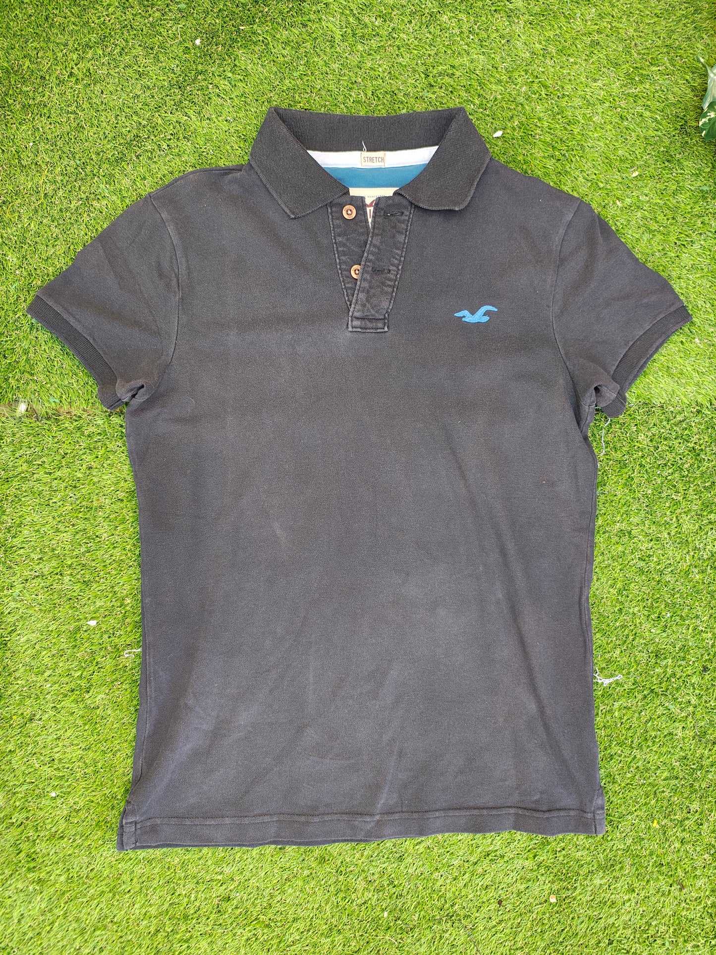 USADO – Polo negro clásico HOLLISTER con logo azul (Talla XS)