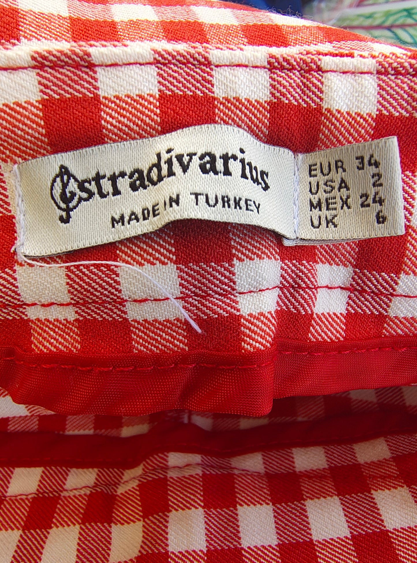 USADO – Pantalón ajustado de cuadros rojos STRADIVARIUS (Talla EUR 34)