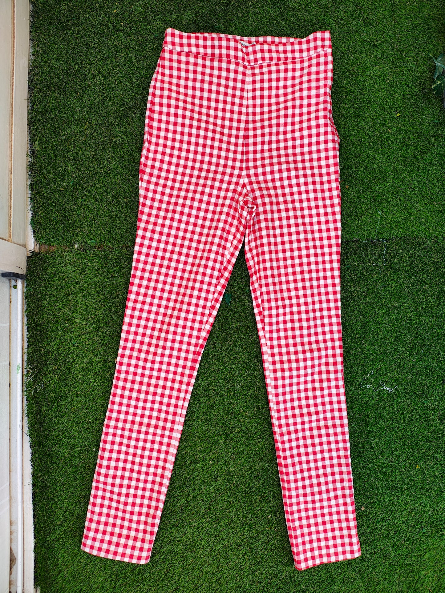 USADO – Pantalón ajustado de cuadros rojos STRADIVARIUS (Talla EUR 34)