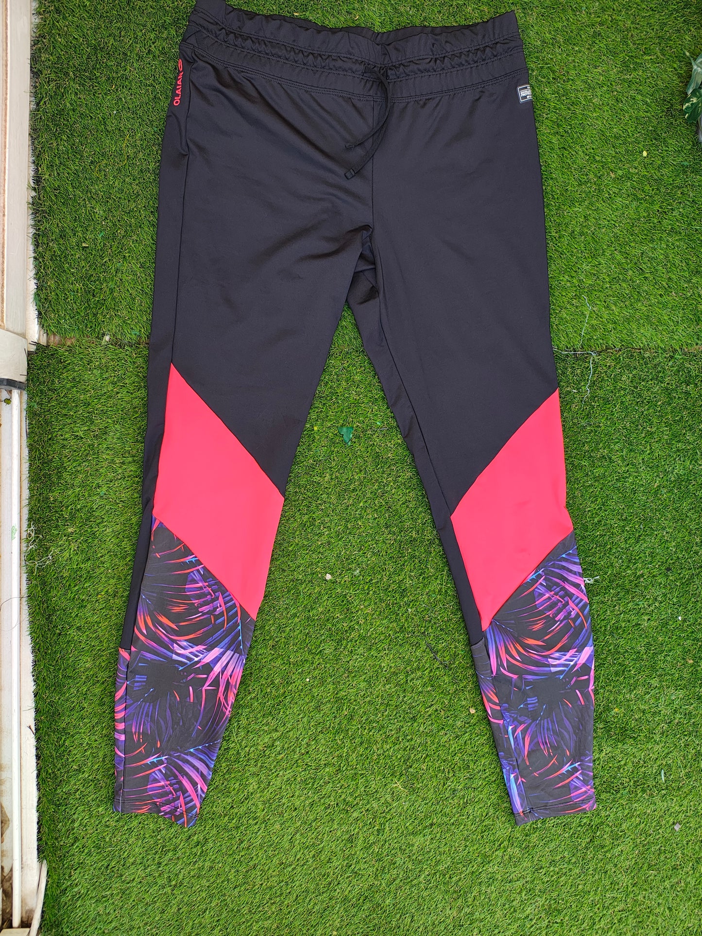 USADO – Pantalón deportivo negro estampado tropical OLAIAN (Talla m)