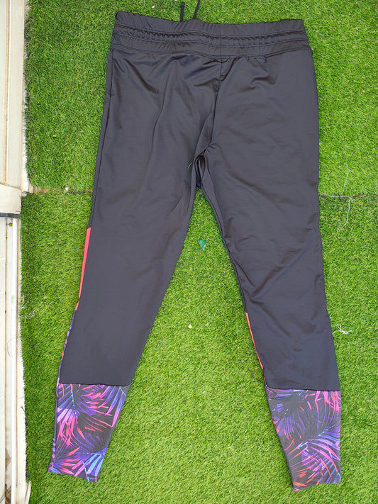 USADO – Pantalón deportivo negro estampado tropical OLAIAN (Talla m)