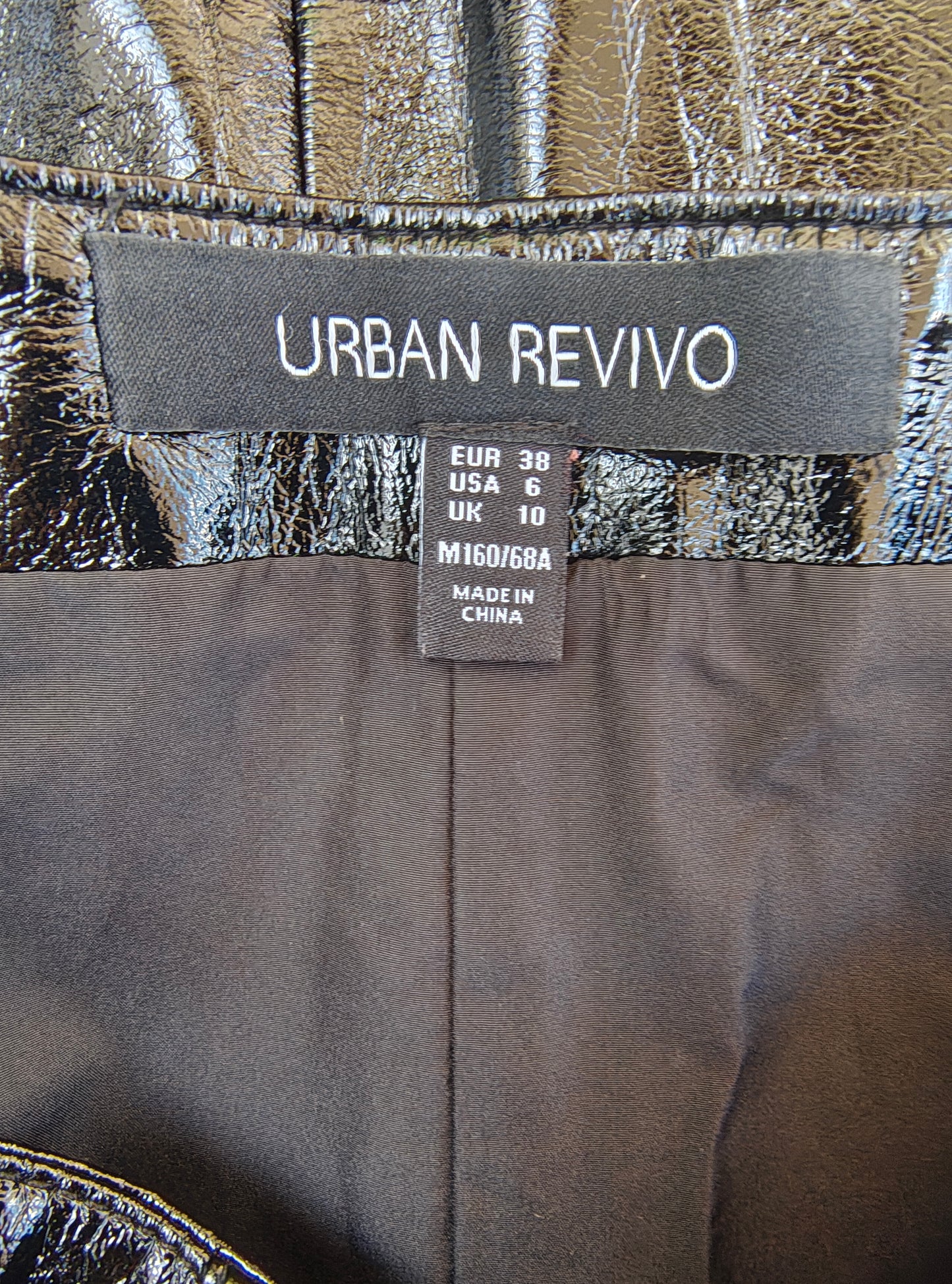 USADO – Falda negra efecto vinilo con bolsillos cargo URBAN REVIVO (Talla EUR 38)