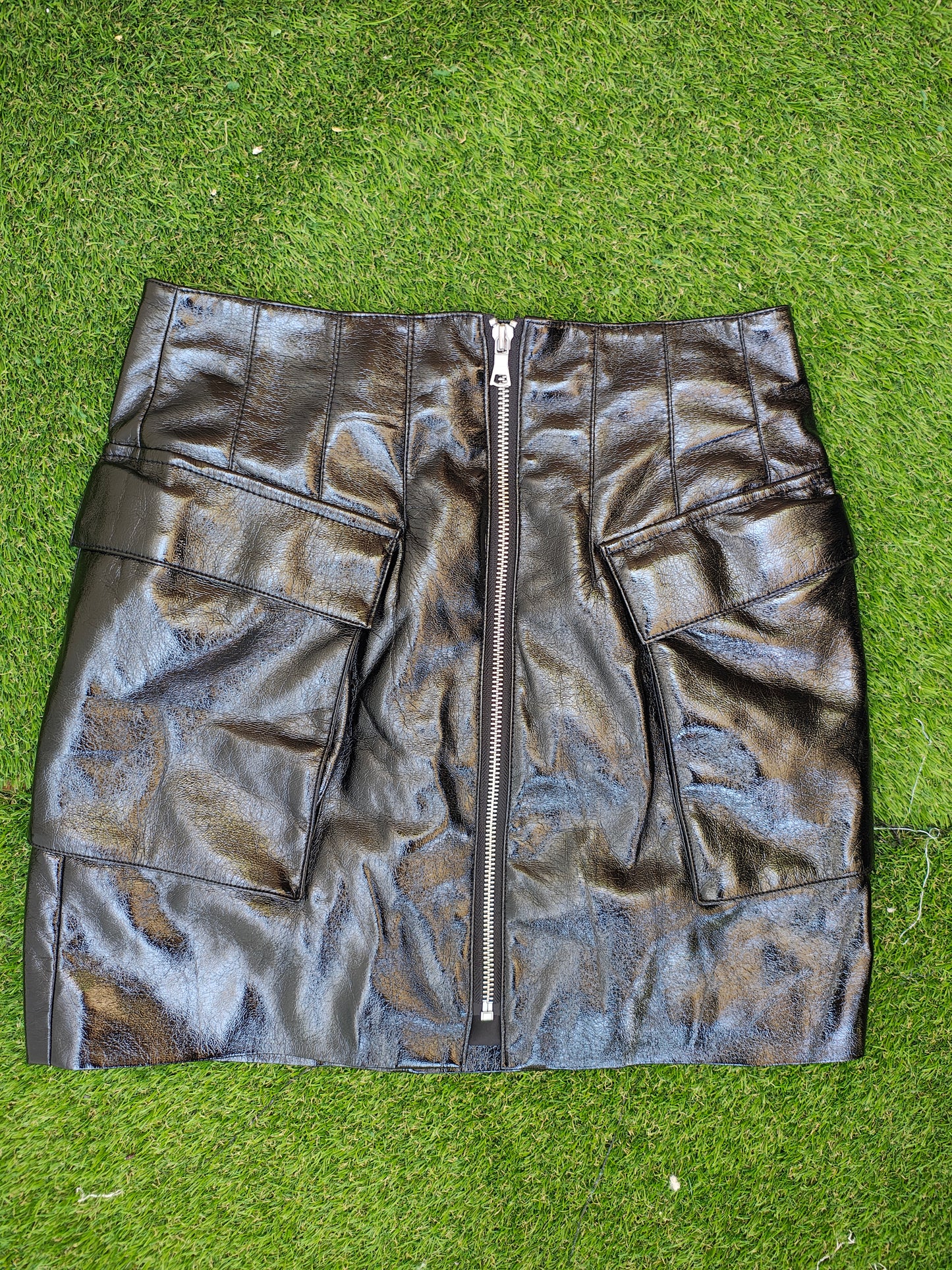USADO – Falda negra efecto vinilo con bolsillos cargo URBAN REVIVO (Talla EUR 38)