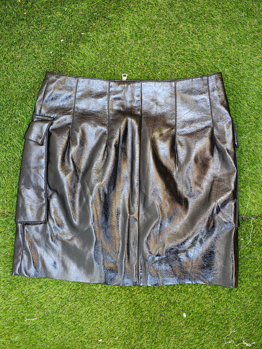 USADO – Falda negra efecto vinilo con bolsillos cargo URBAN REVIVO (Talla EUR 38)