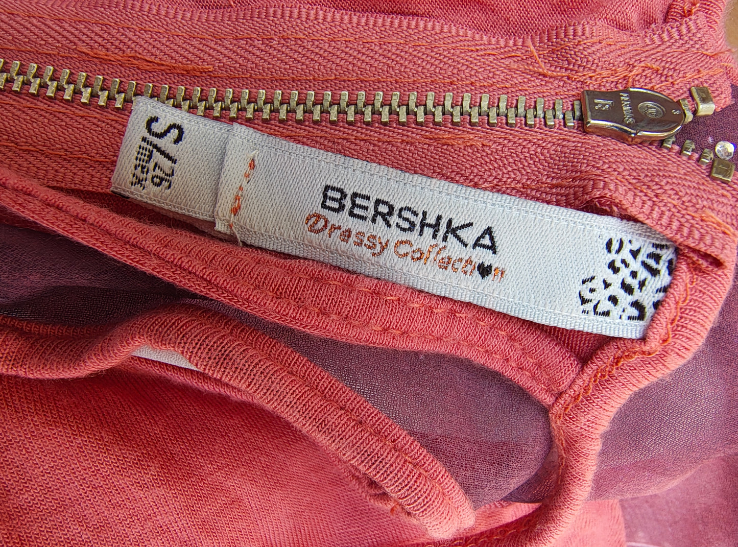 USADO – Top rosa con rostro y espalda abierta BERSHKA Dressy Collection (Talla S )