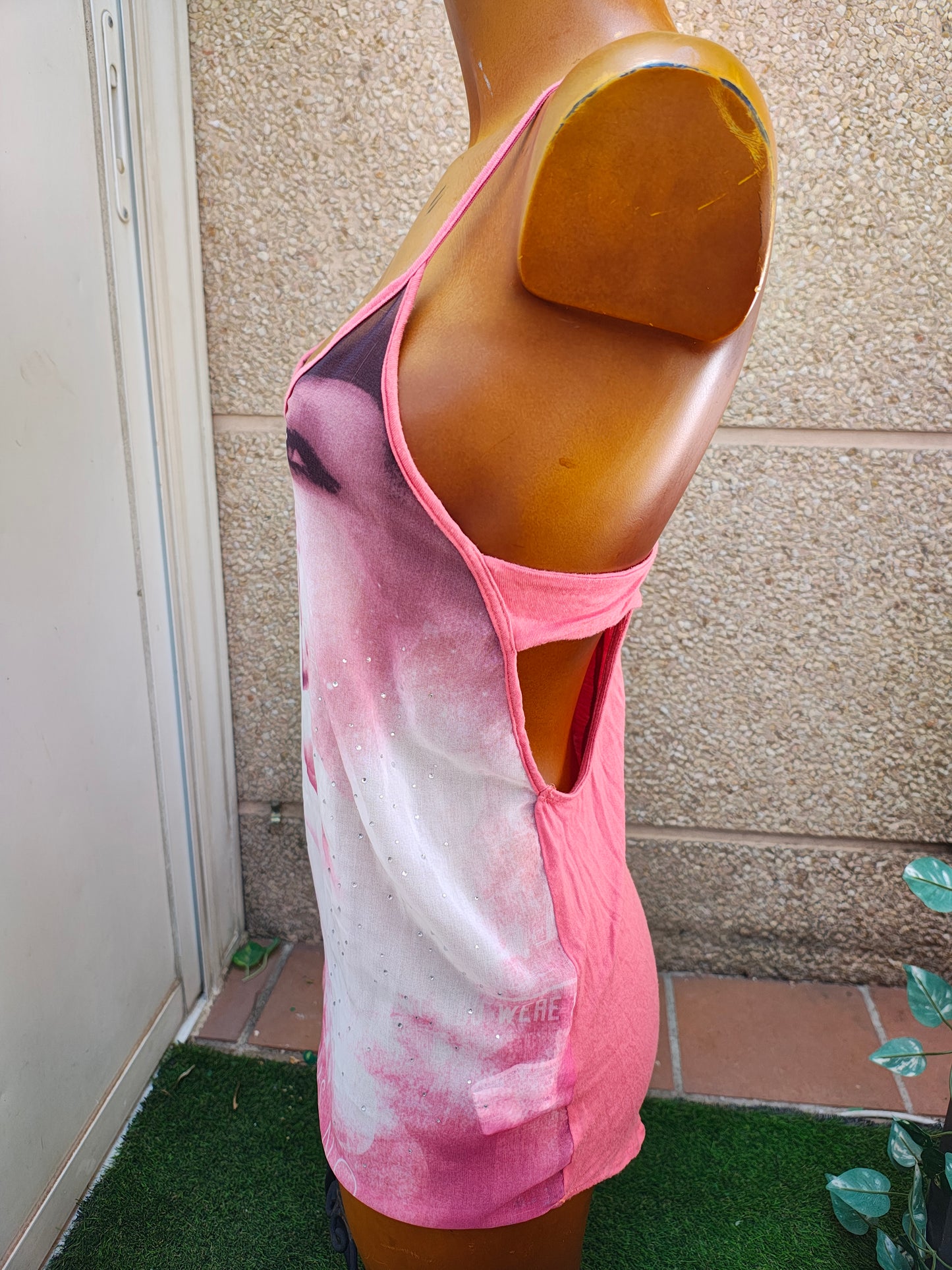 USADO – Top rosa con rostro y espalda abierta BERSHKA Dressy Collection (Talla S )
