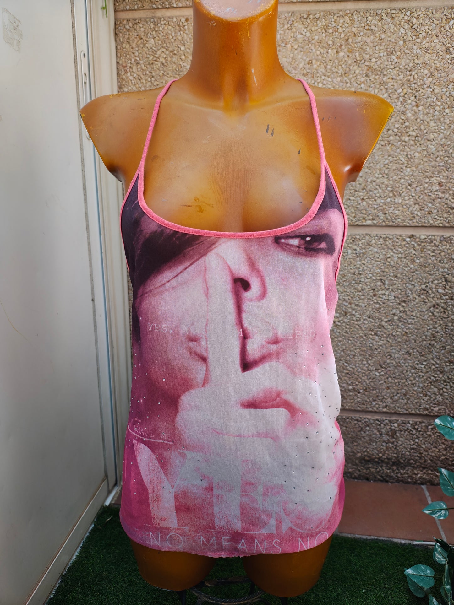 USADO – Top rosa con rostro y espalda abierta BERSHKA Dressy Collection (Talla S )