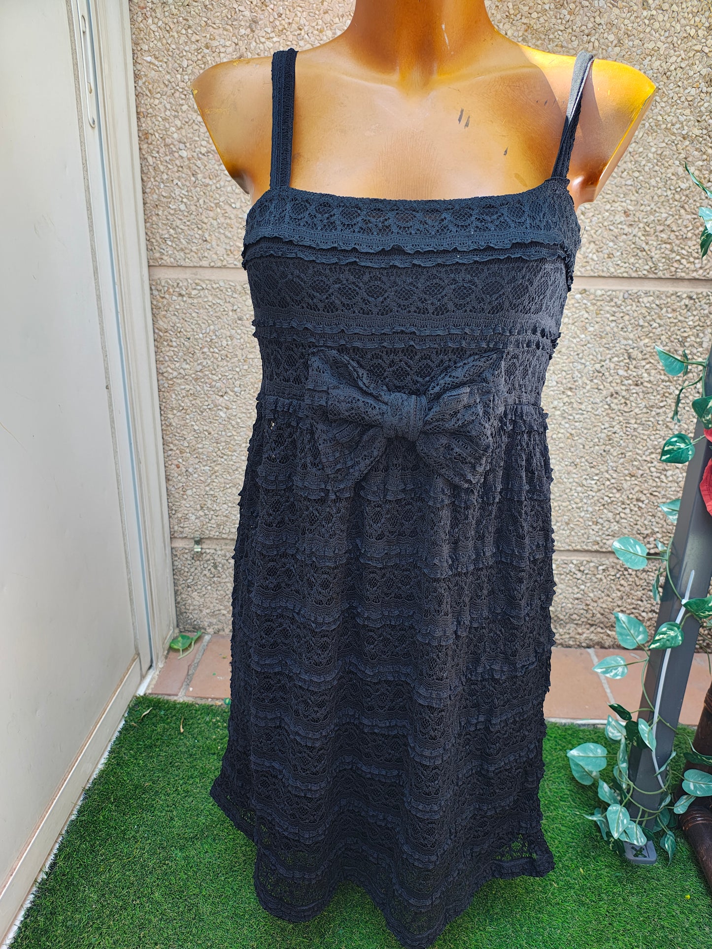 D'OCCASION – Robe en dentelle noire avec nœud BLANC sur le devant (Taille M)
