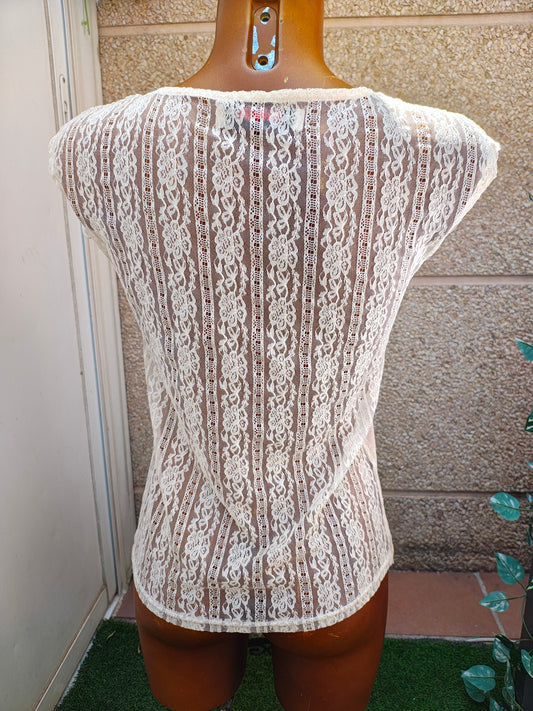 USADO – Camiseta de encaje beige con transparencias STRADIVARIUS 1994 (Talla S)