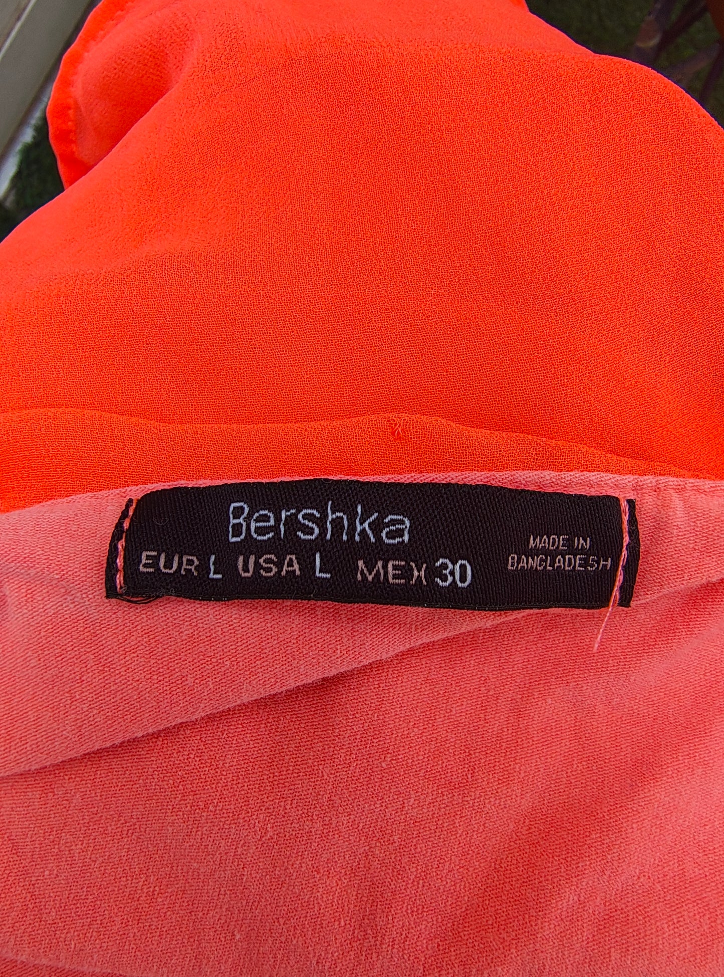 USADO – Top fluido rosa neón de tirantes finos BERSHKA (Talla L)