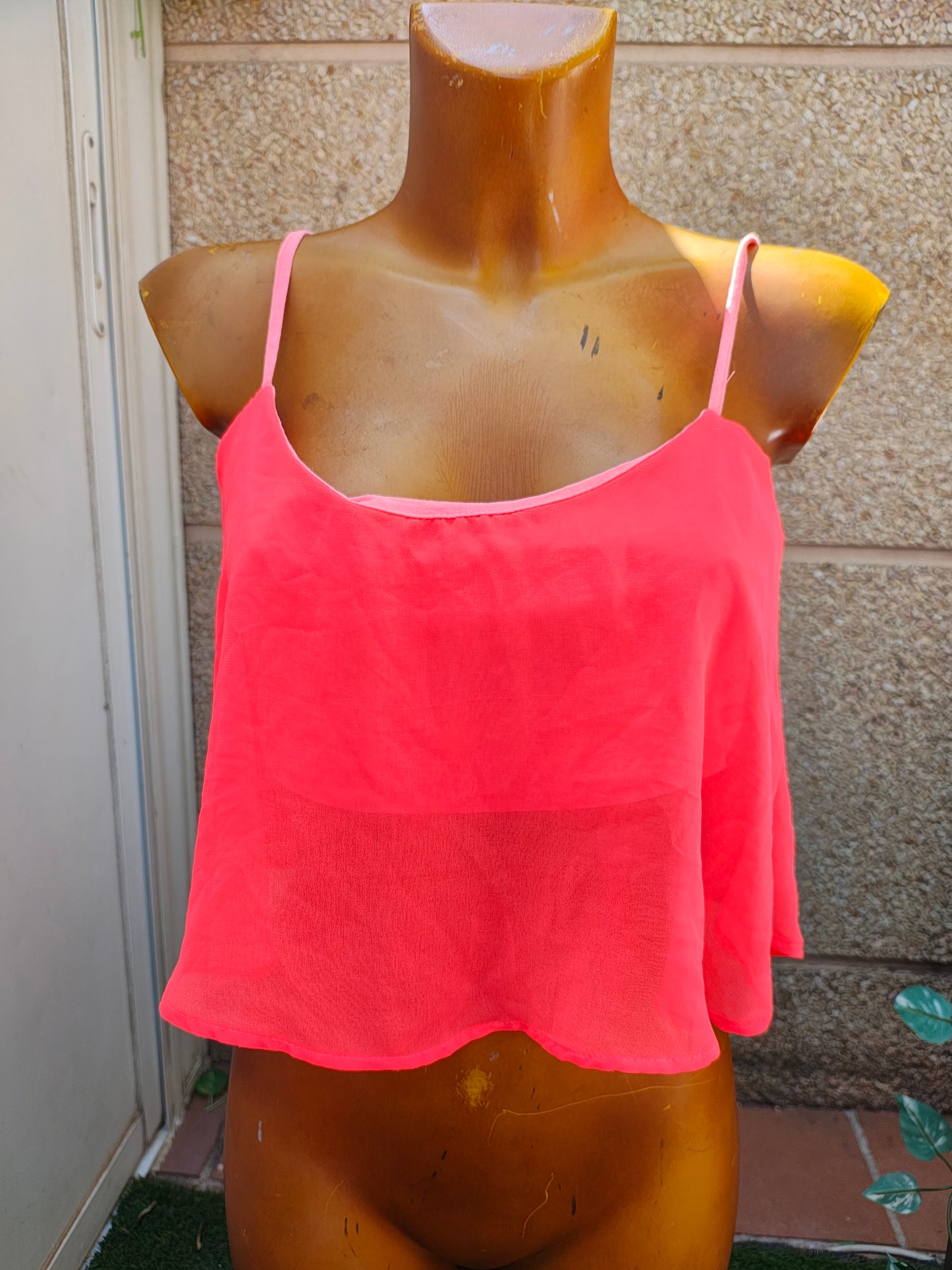 USADO – Top fluido rosa neón de tirantes finos BERSHKA (Talla L)