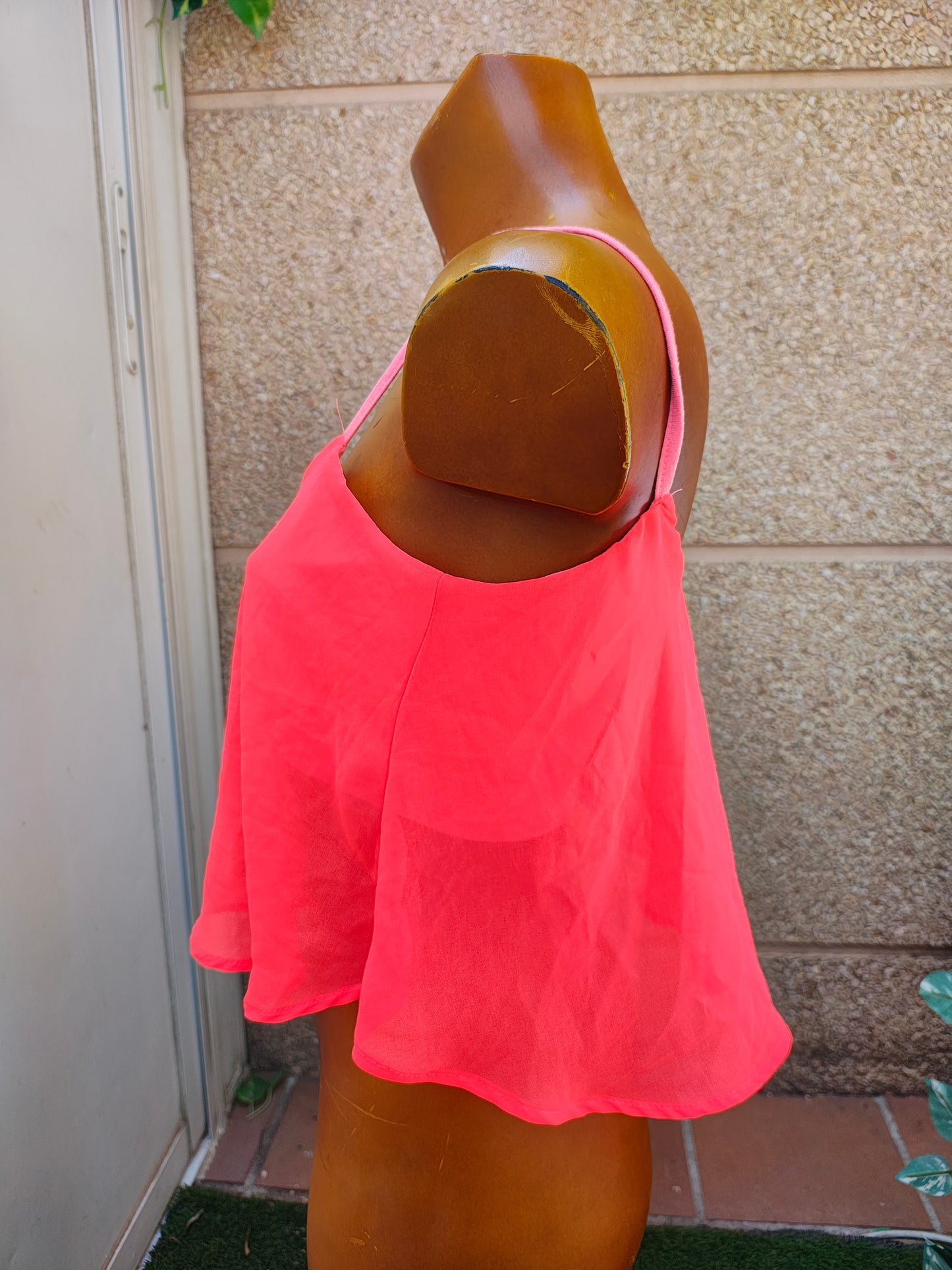 USADO – Top fluido rosa neón de tirantes finos BERSHKA (Talla L)