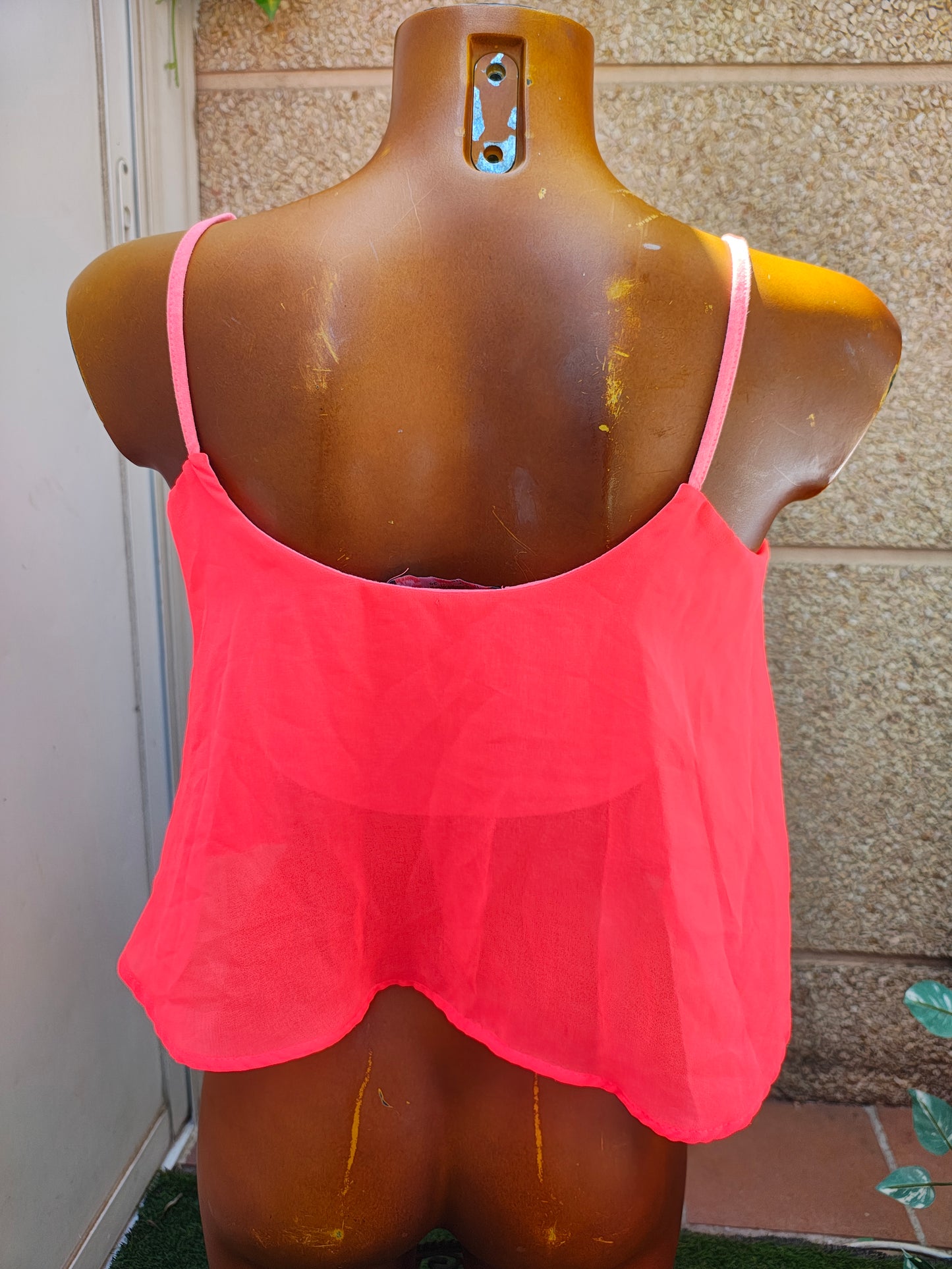 USADO – Top fluido rosa neón de tirantes finos BERSHKA (Talla L)
