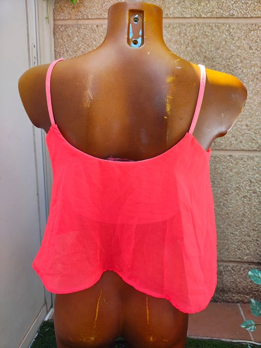 USADO – Top fluido rosa neón de tirantes finos BERSHKA (Talla L)