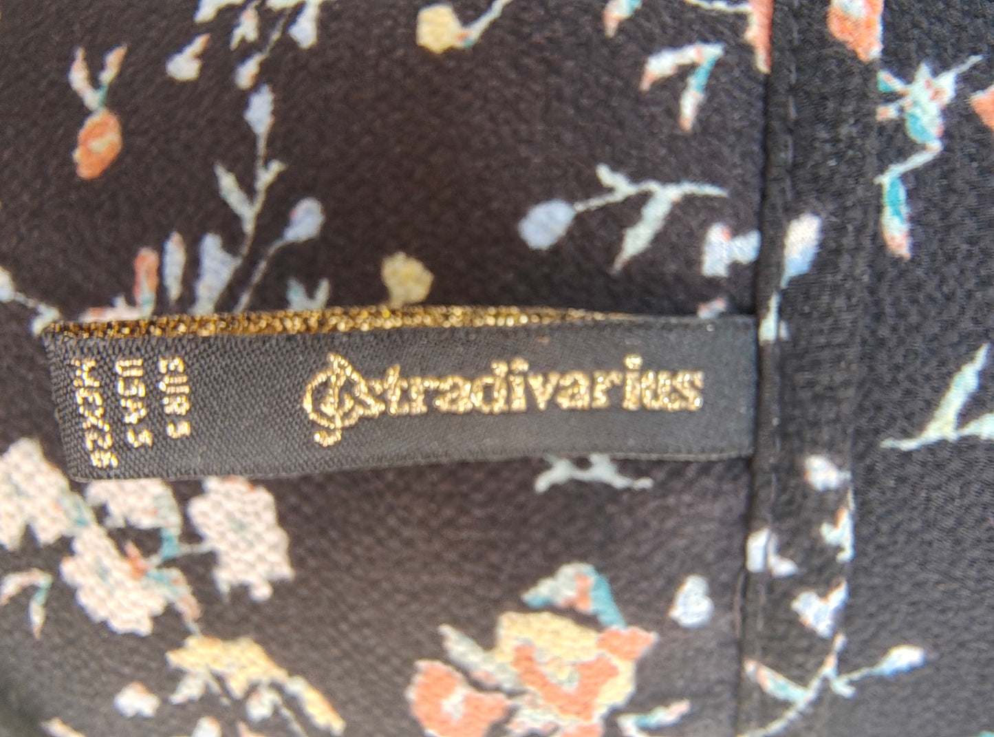 D'OCCASION – Chemisier noir à fleurs à manches larges STRADIVARIUS (Taille S)