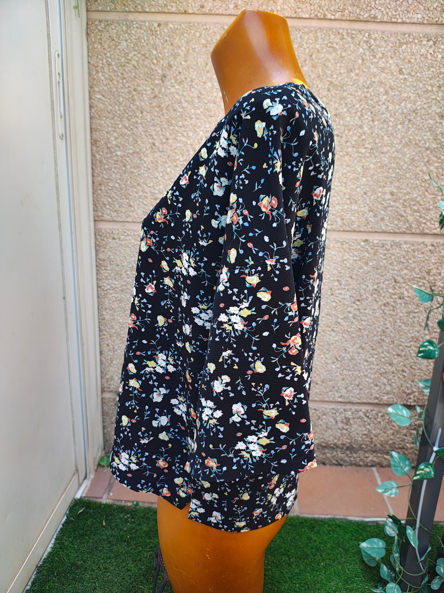 D'OCCASION – Chemisier noir à fleurs à manches larges STRADIVARIUS (Taille S)