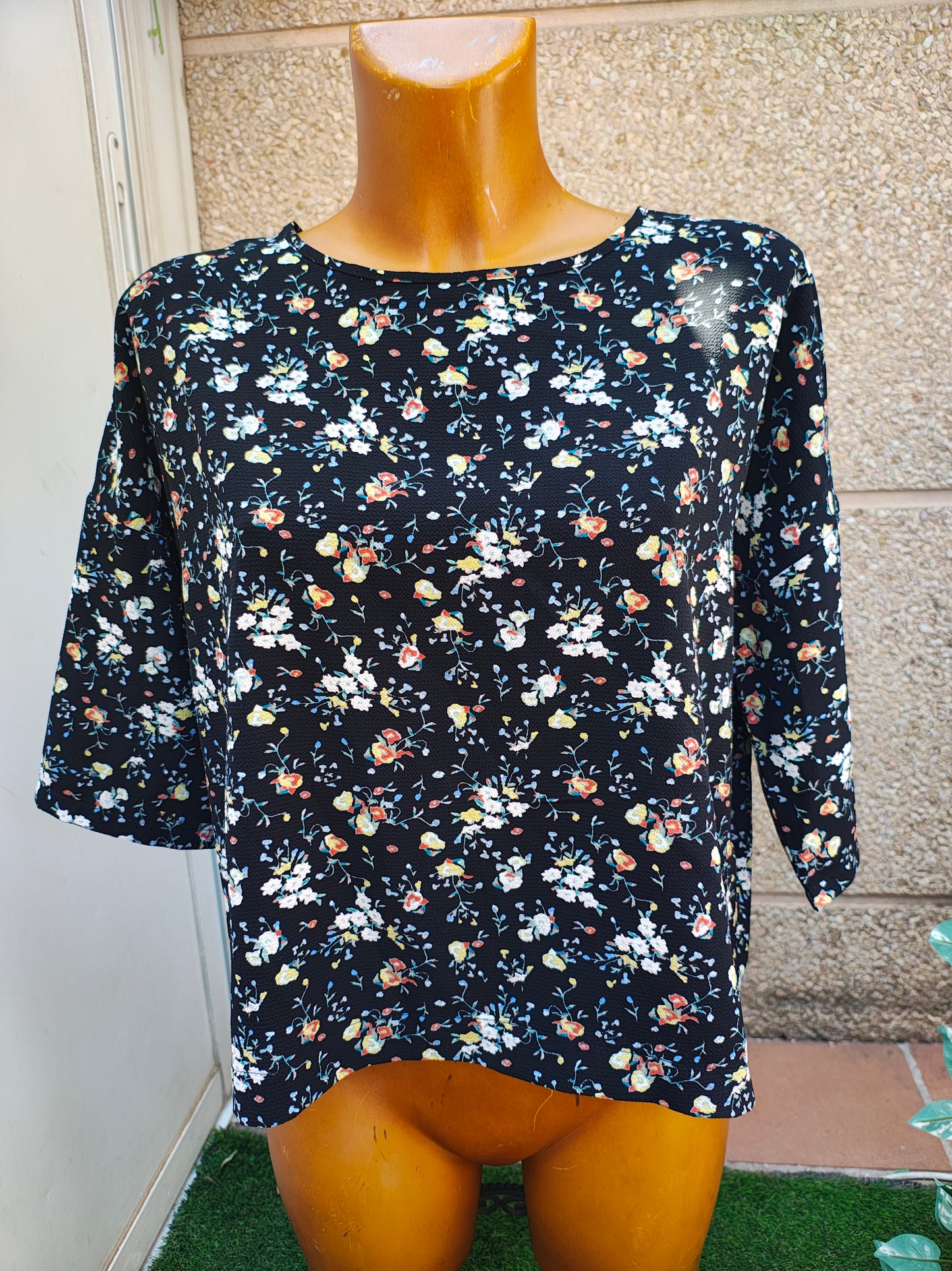 D'OCCASION – Chemisier noir à fleurs à manches larges STRADIVARIUS (Taille S)