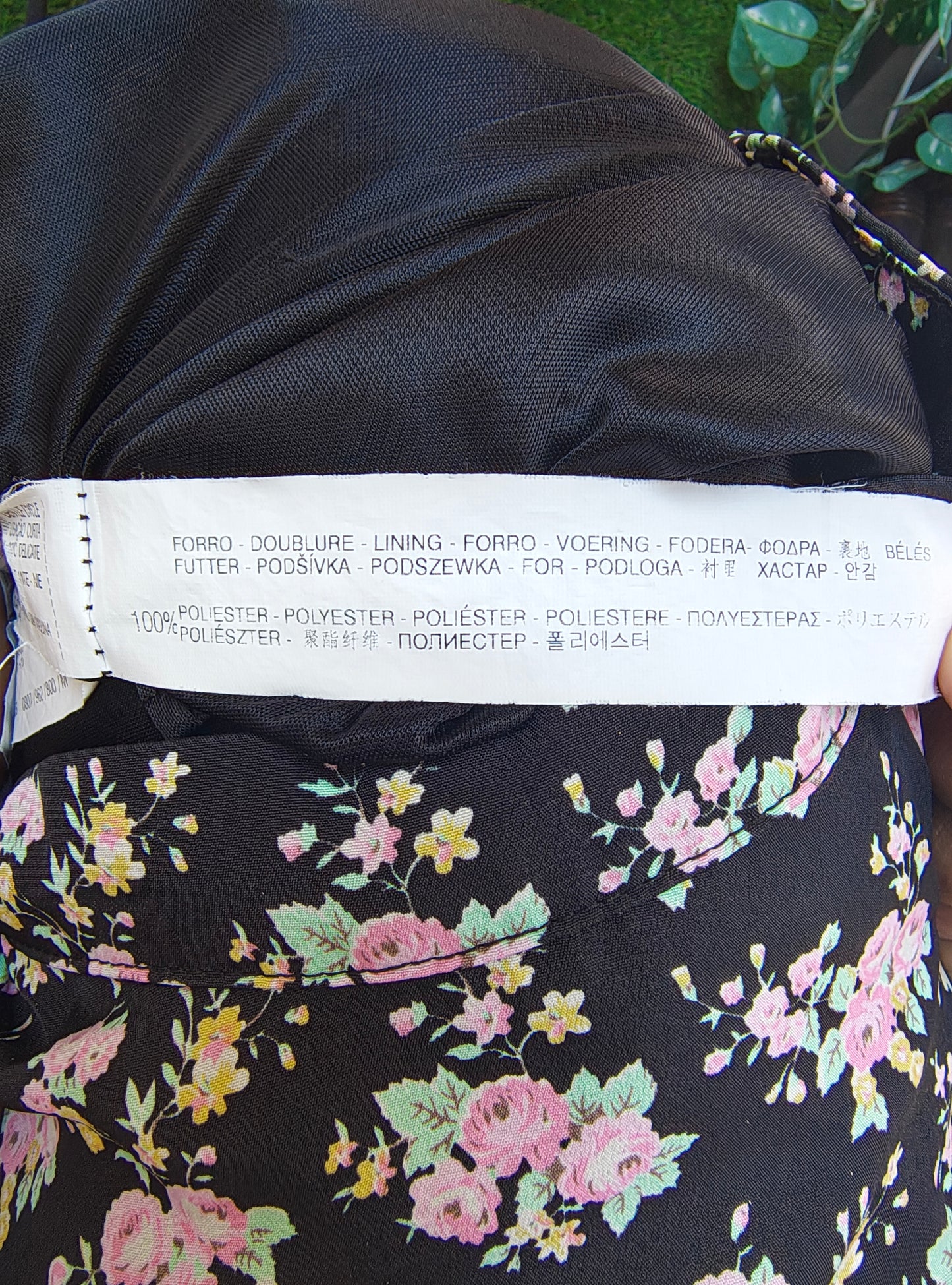 USADO – Falda negra floral con vuelo de BSK by Bershka (Talla S)