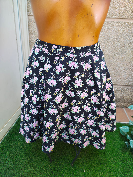 USADO – Falda negra floral con vuelo de BSK by Bershka (Talla S)