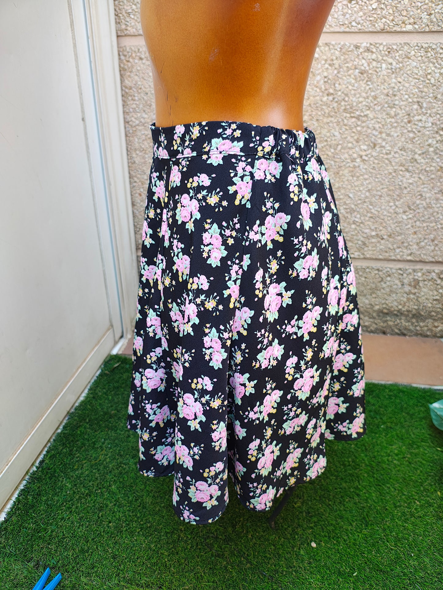 USADO – Falda negra floral con vuelo de BSK by Bershka (Talla S)