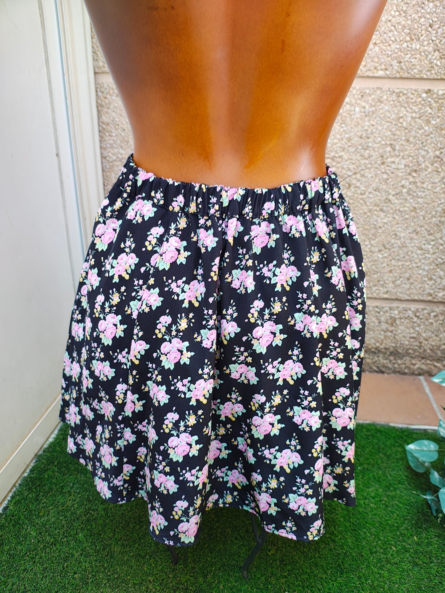 USADO – Falda negra floral con vuelo de BSK by Bershka (Talla S)