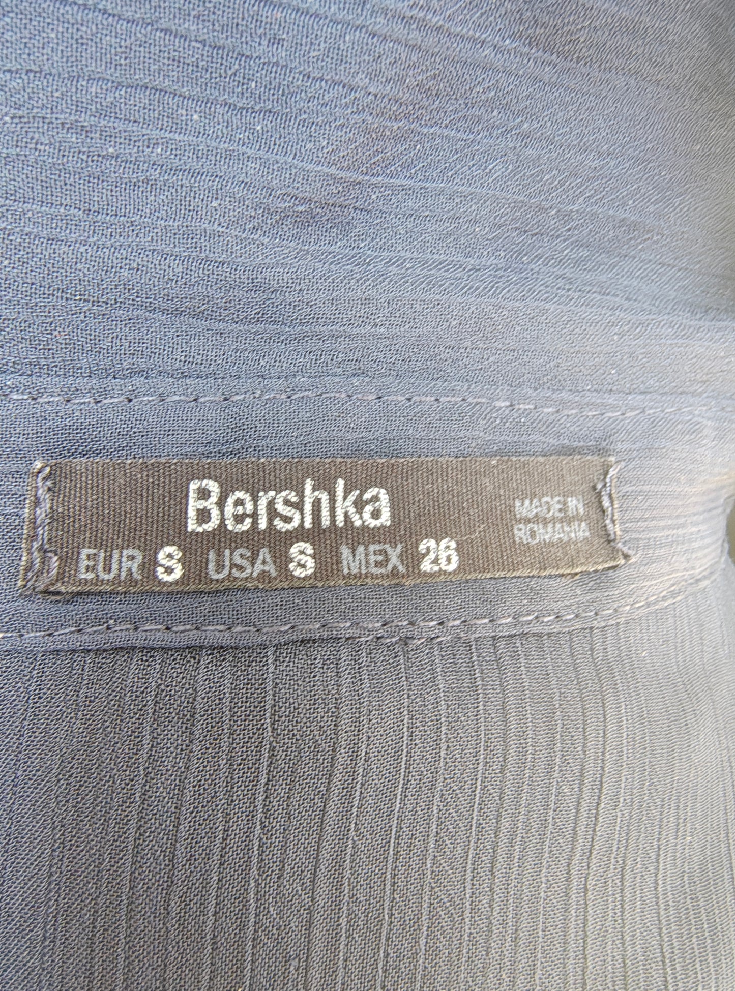 USADO – Blusa transparente azul marino con lunares rojos BERSHKA (Talla S)