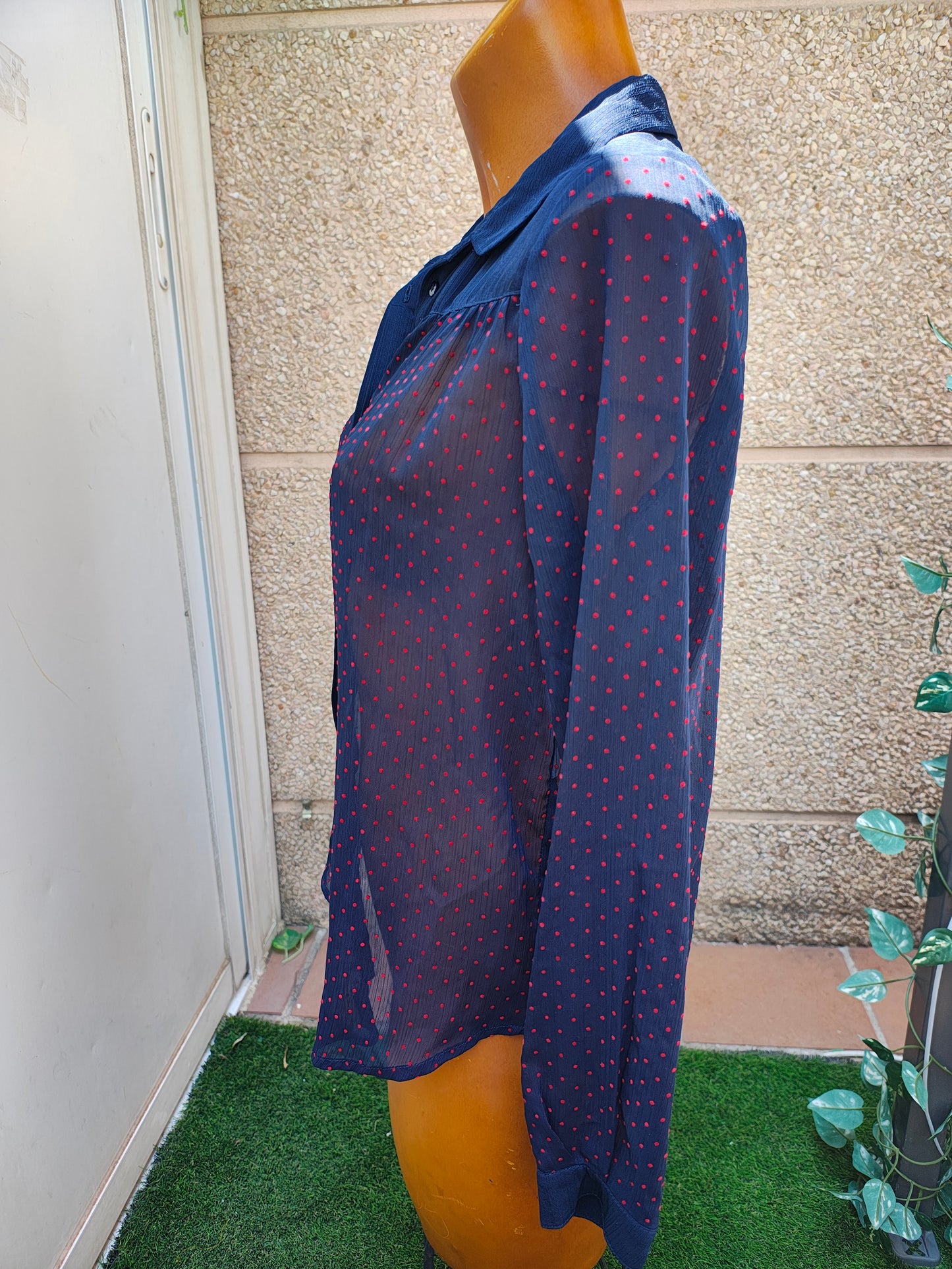 USADO – Blusa transparente azul marino con lunares rojos BERSHKA (Talla S)