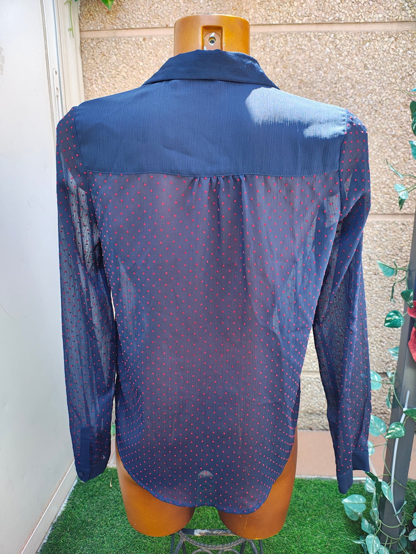 USADO – Blusa transparente azul marino con lunares rojos BERSHKA (Talla S)