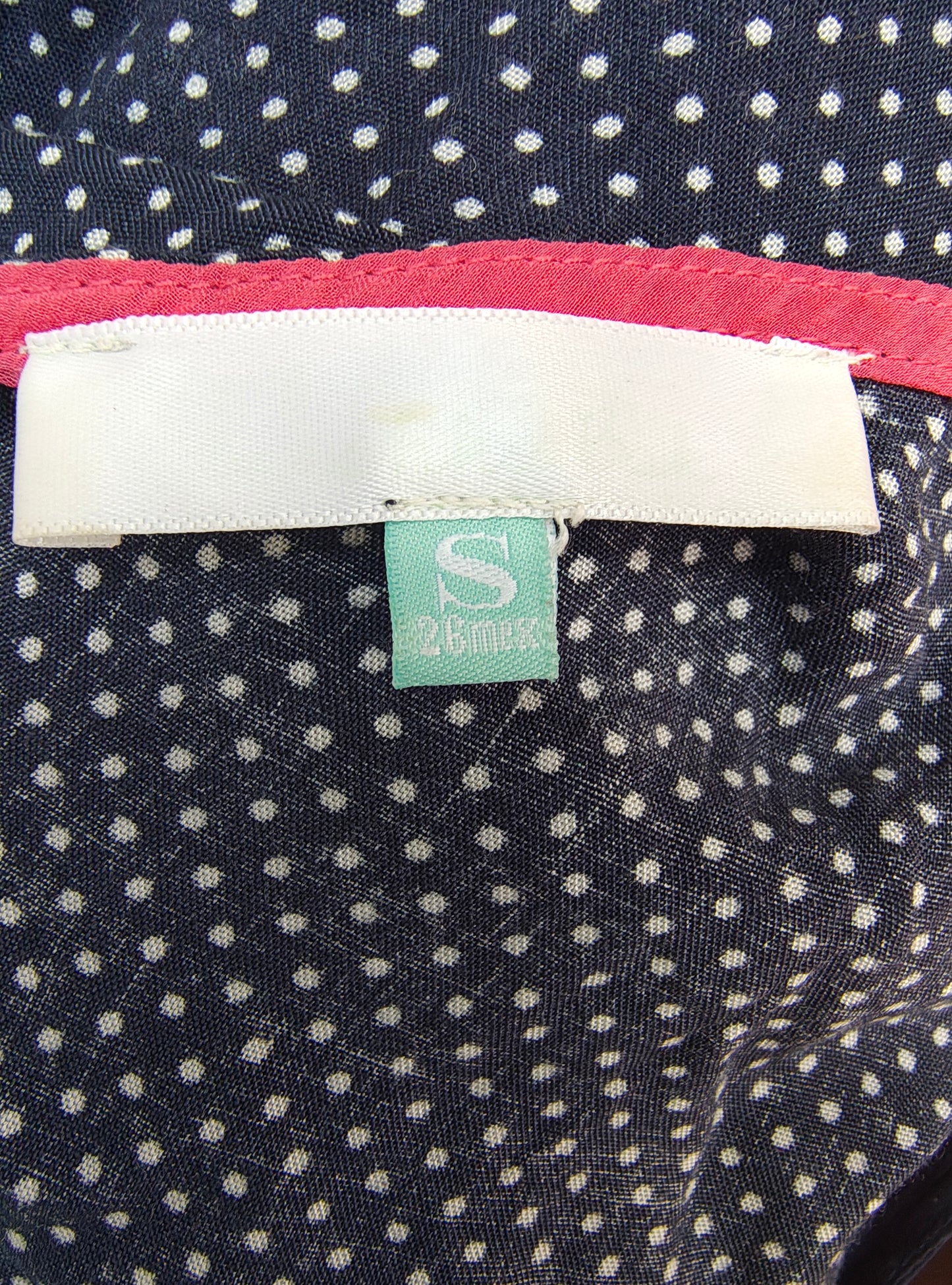 D'OCCASION – Chemisier bleu marine à pois et encolure en mousseline 26 Gness (Taille S)