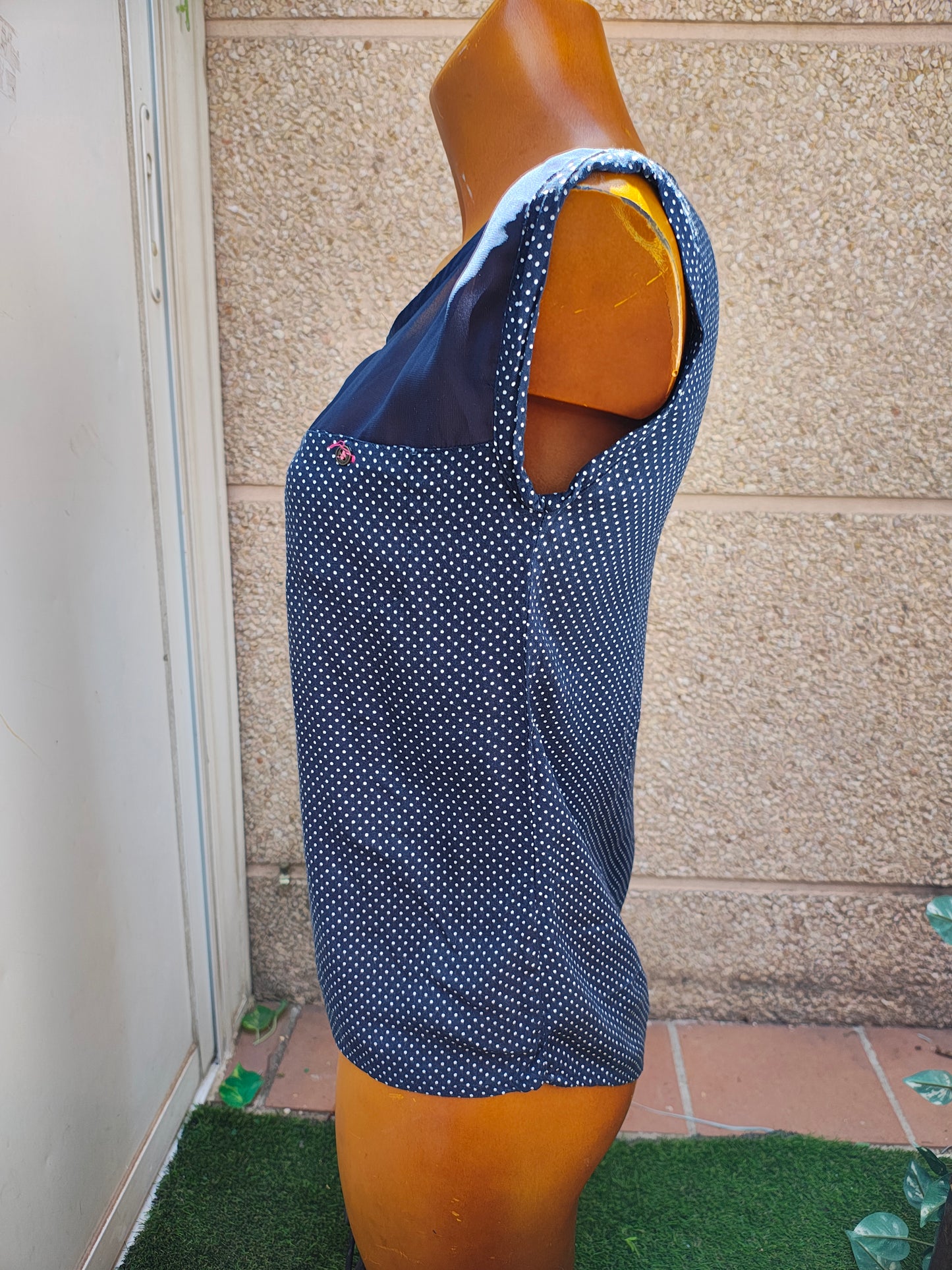 D'OCCASION – Chemisier bleu marine à pois et encolure en mousseline 26 Gness (Taille S)